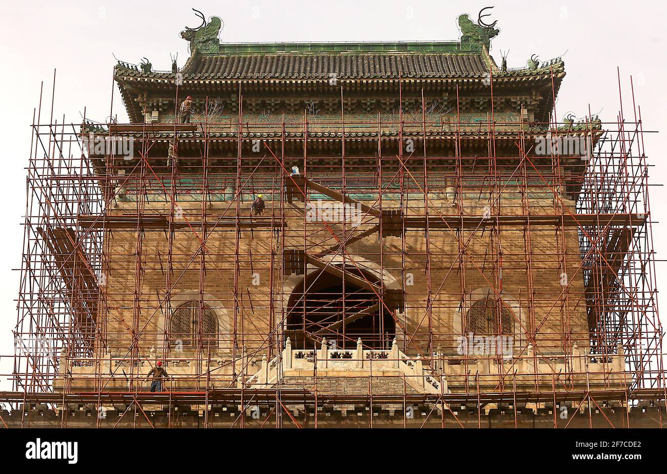 I lavori di ristrutturazione proseguono sulla Torre del tamburo sullo storico lago Houhai a Pechino martedì 6 aprile 2021. La maggior parte degli edifici storici della capitale cinese subisce lavori di ristrutturazione quasi tutto l'anno per combattere gli impatti negativi dell'inquinamento e del turismo. Foto di Stephen Shaver/UPI Foto Stock