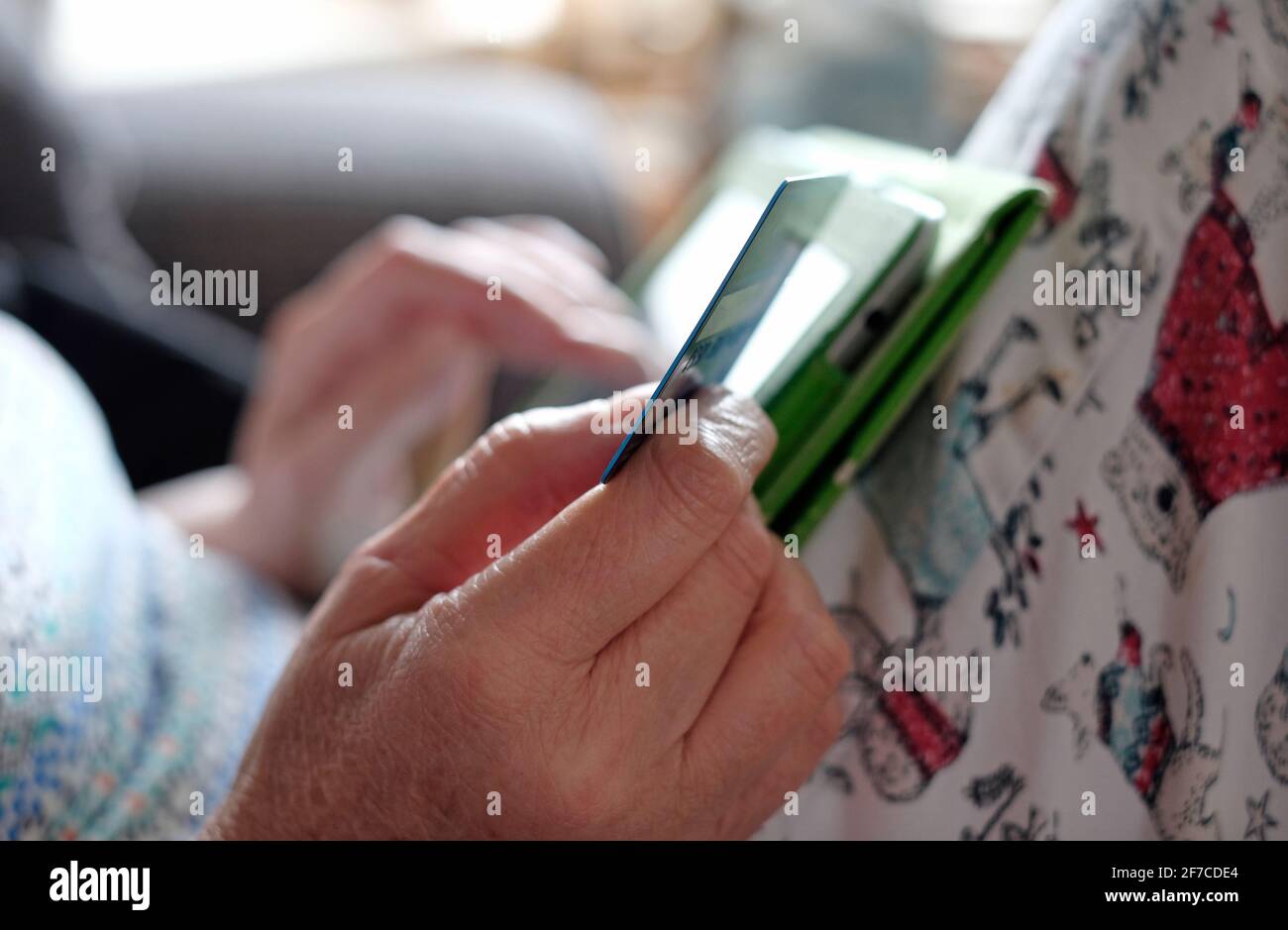 senior femmina che effettua il pagamento con carta di debito di credito su tablet computer, norfolk, inghilterra Foto Stock