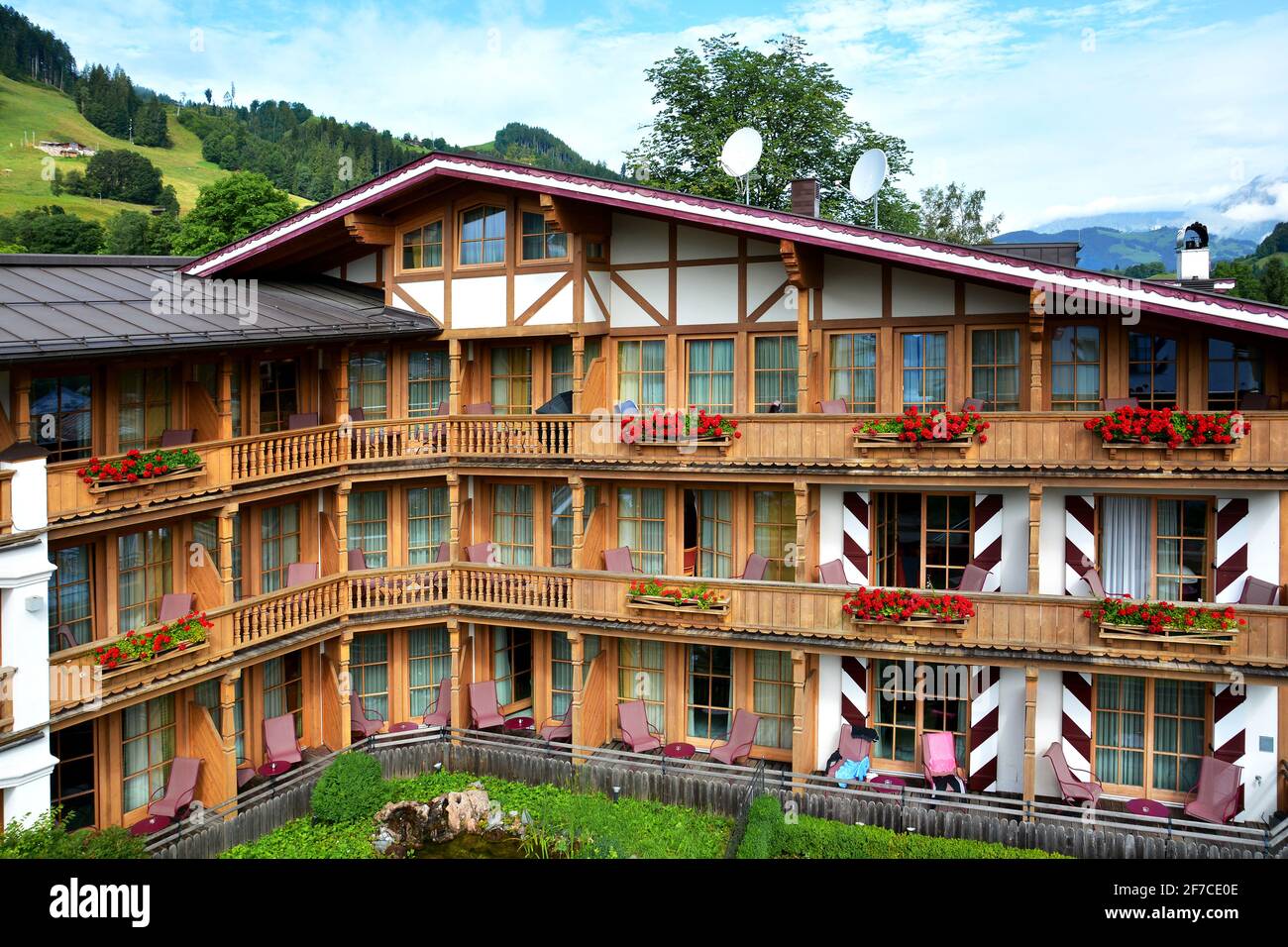 Vista aerea con edifici architettura della città di Kitzbuhel e stazione sciistica nelle Alpi austriache, Tirolo, Austria Foto Stock