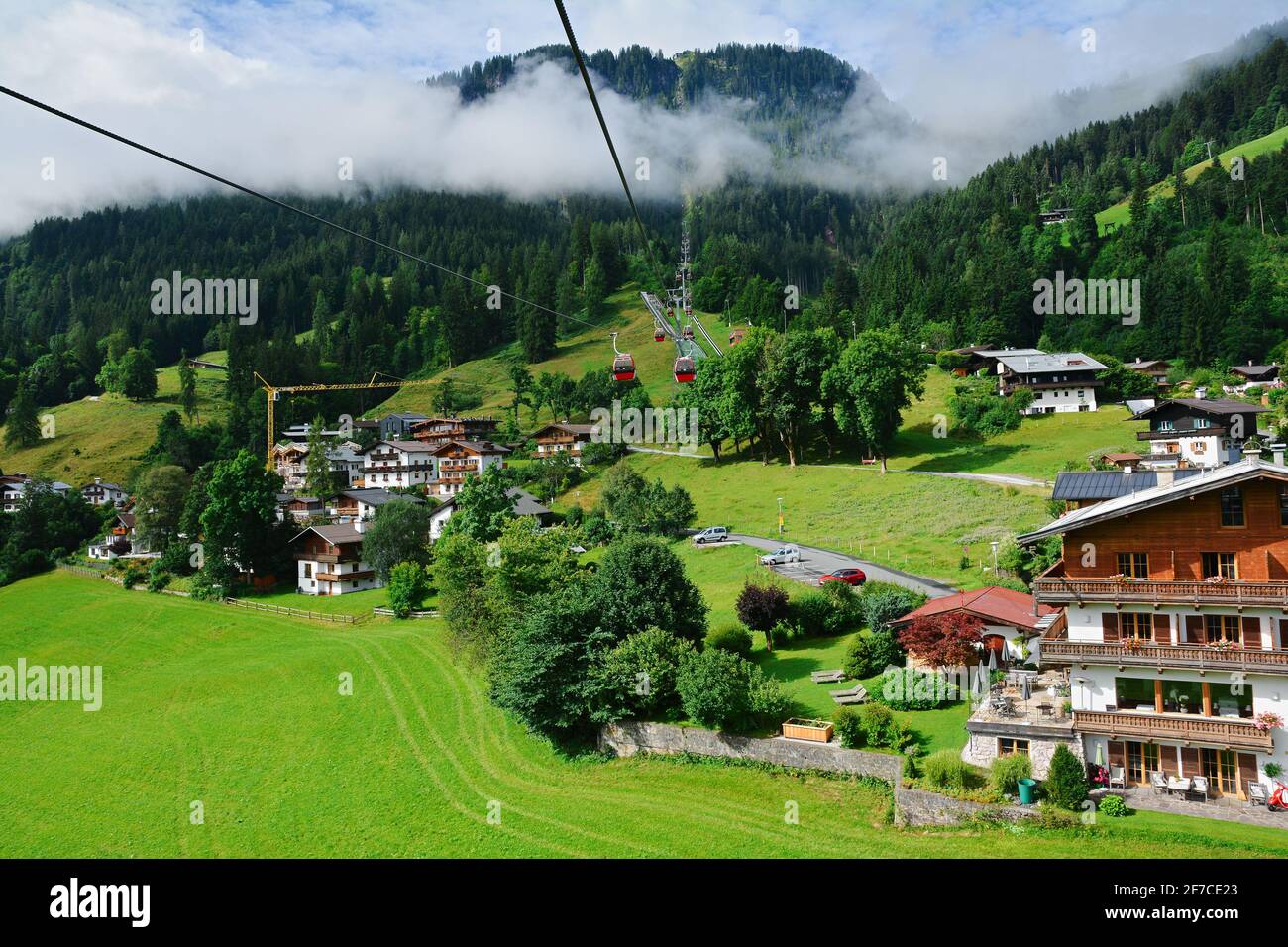 Vista della città di Kitzbuhel vista dalla funivia che impianti di risalita fino alla pista sciistica di Hahnenkamm, Tirol, Austria Foto Stock