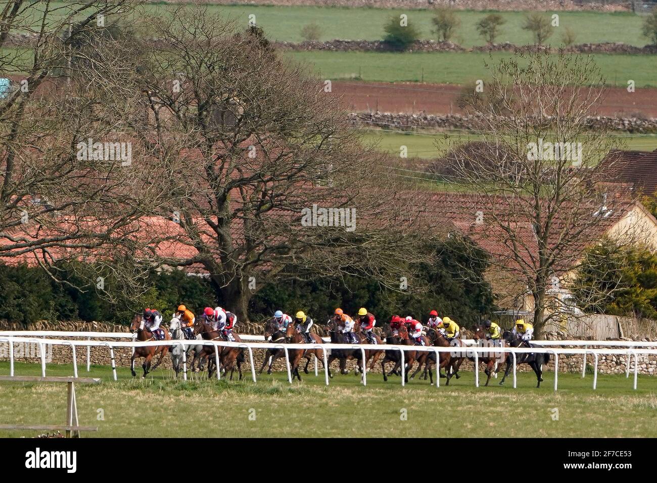Corridori e corridori durante il CB Protection handicap all'Ippodromo di Bath. Data immagine: Martedì 6 aprile 2021. Foto Stock
