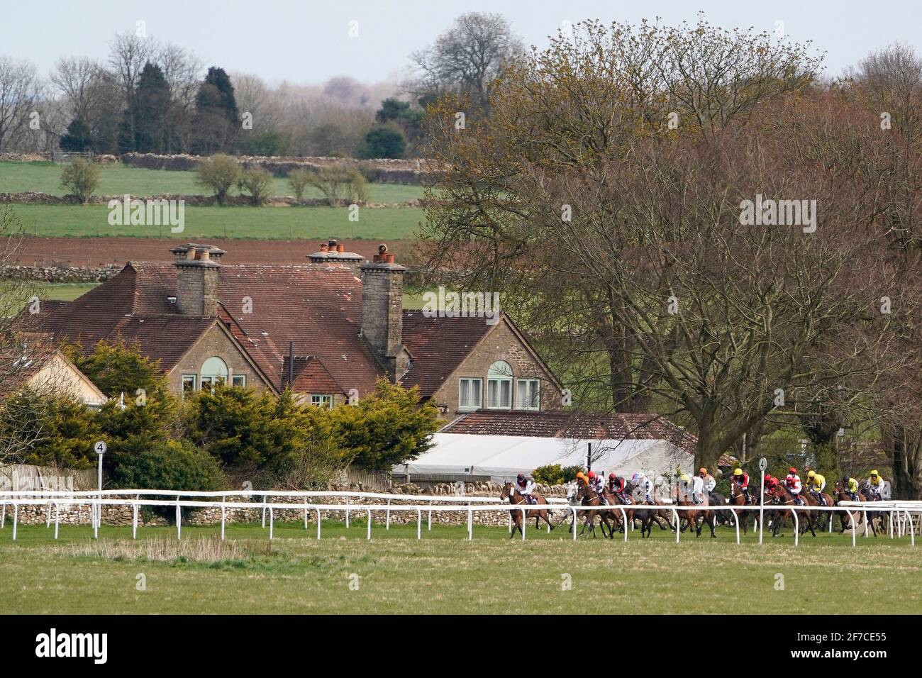 Corridori e corridori durante il CB Protection handicap all'Ippodromo di Bath. Data immagine: Martedì 6 aprile 2021. Foto Stock
