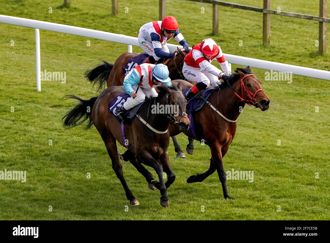 Laura Pearson cavalcando il versetto di Sarah (in basso) corre a casa per vincere il CB Protection handicap all'ippodromo di Bath. Data immagine: Martedì 6 aprile 2021. Foto Stock
