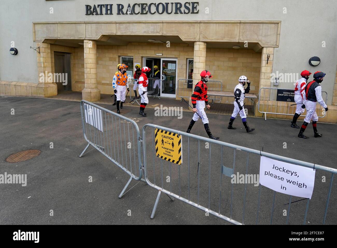 Jokey's lascia la sala di pesatura per la prima gara all'ippodromo di Bath. Data immagine: Martedì 6 aprile 2021. Foto Stock
