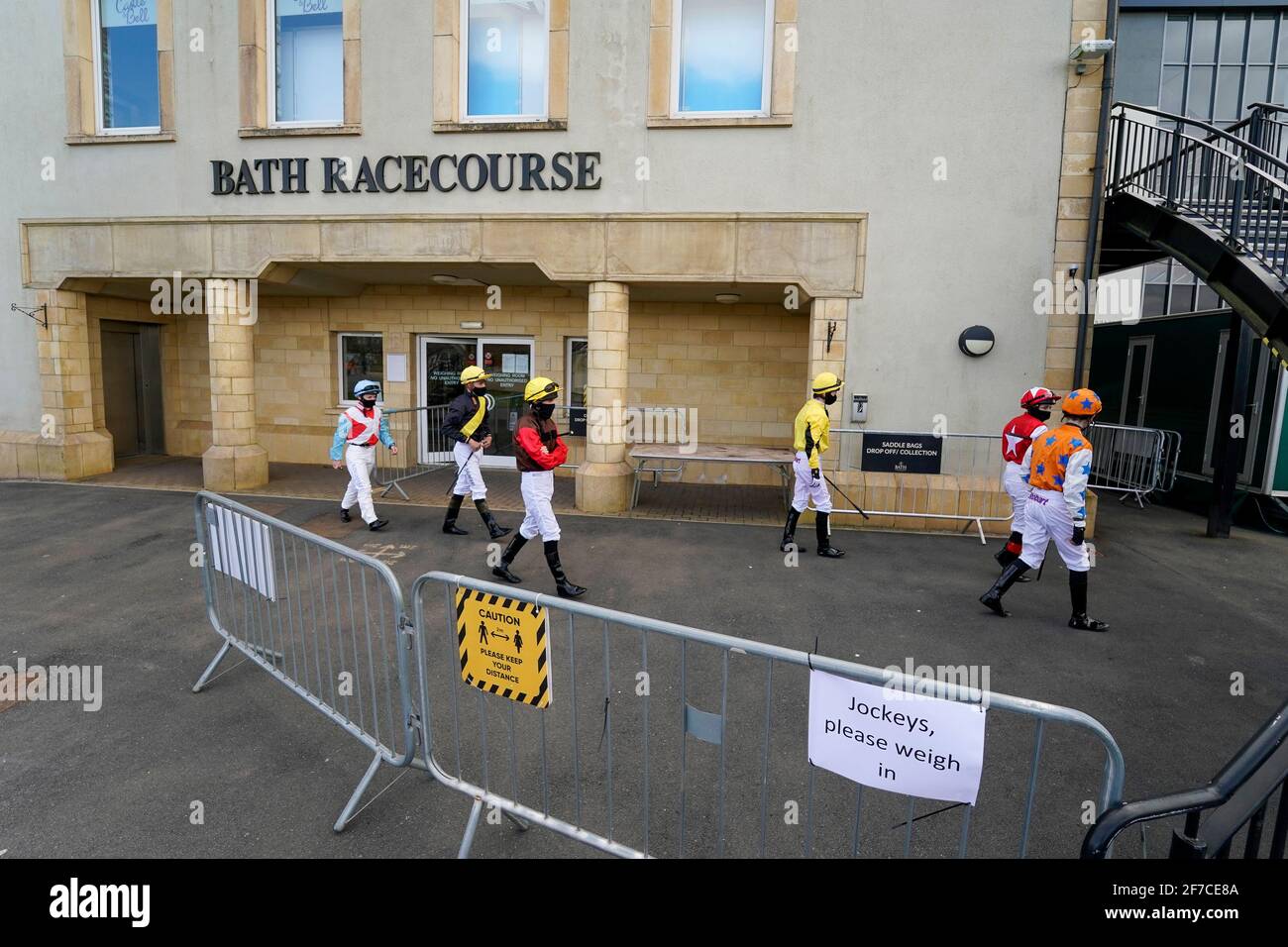 Jokey's lascia la sala di pesatura per la prima gara all'ippodromo di Bath. Data immagine: Martedì 6 aprile 2021. Foto Stock