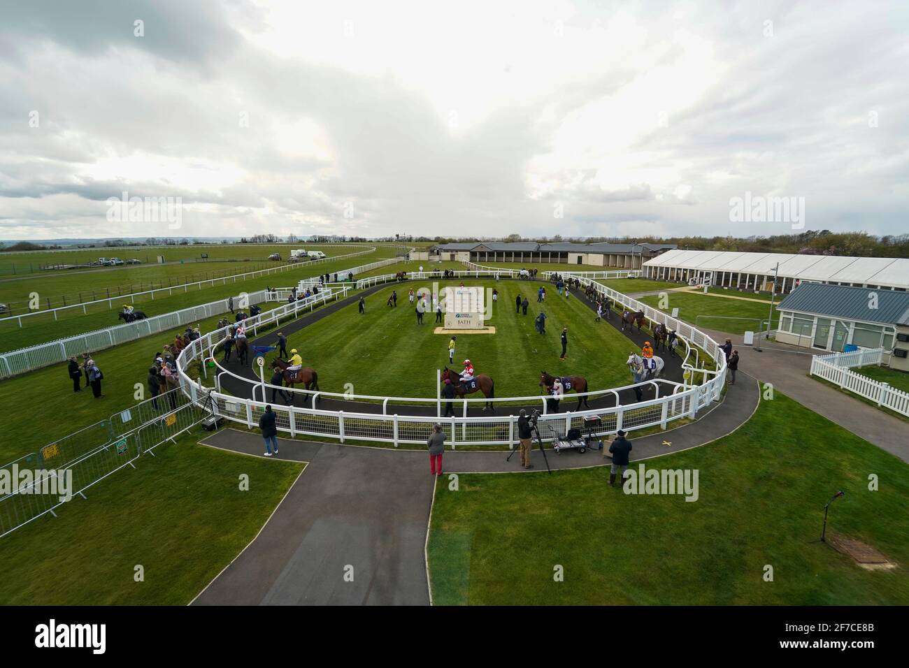 Una visione generale come sfilata dei corridori per la prima gara all'Ippodromo di Bath. Data immagine: Martedì 6 aprile 2021. Foto Stock