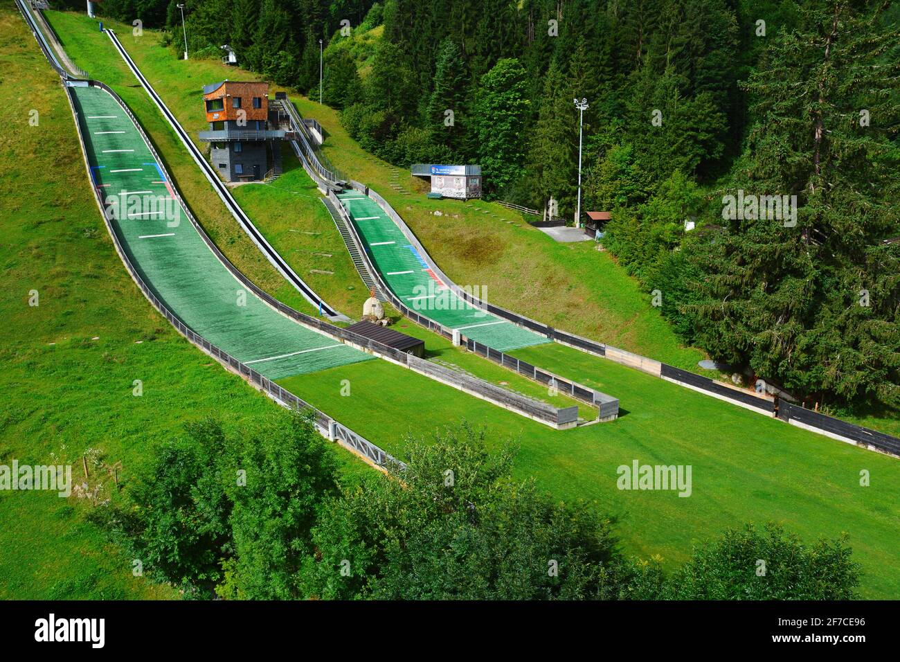 Kitzbuhel, Austria - 28 luglio 2017. Hahnenkamm e le Alpi austriache in estate, Kitzbuhel, Tirol, Austria. Foto Stock