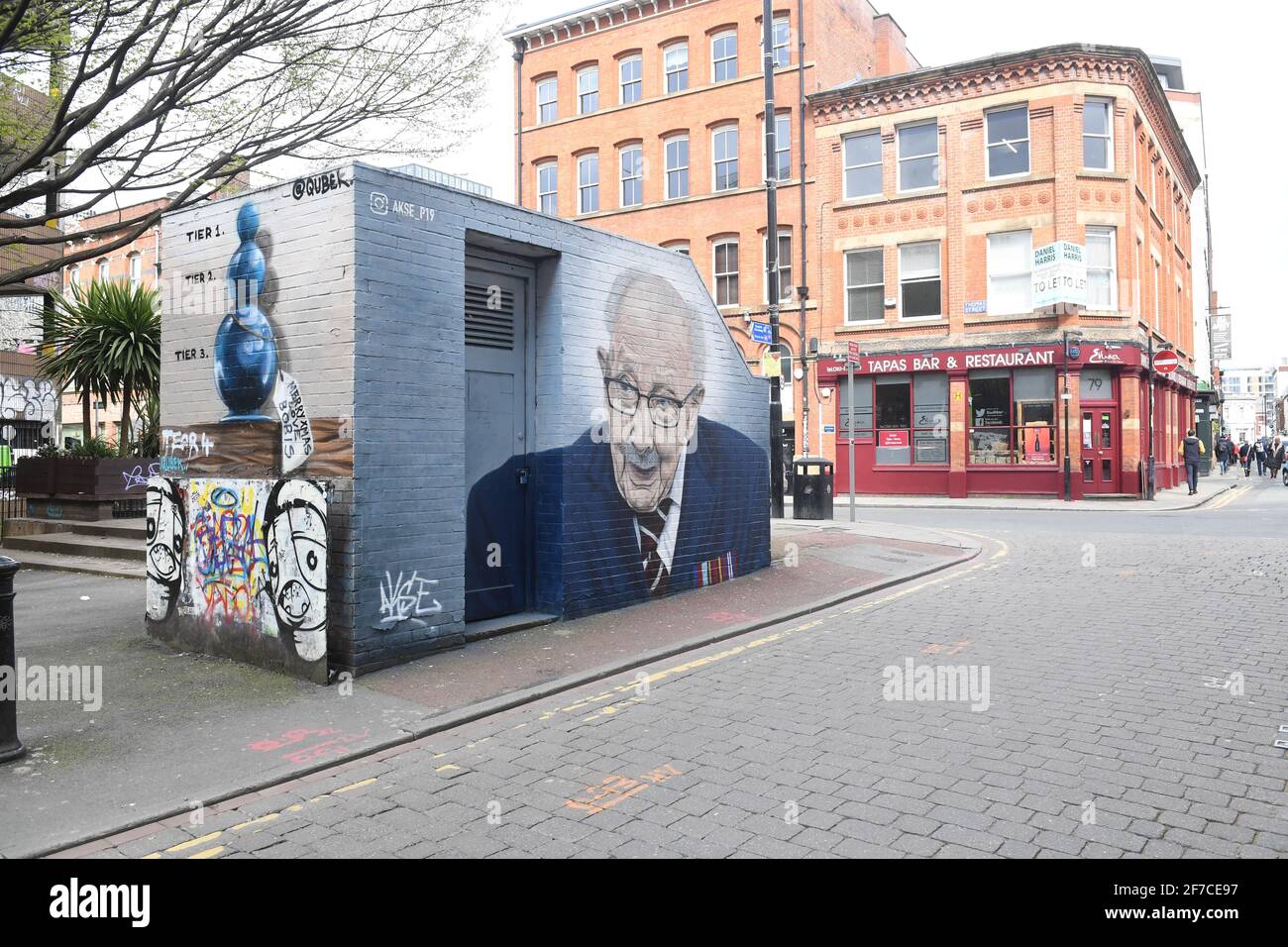 Sir Captain Tom Moore Mural Manchester - l'artista locale di strada Akse-P19 ha dipinto il Murale all'angolo tra Tib Street e Thomas Street, Capitano Foto Stock