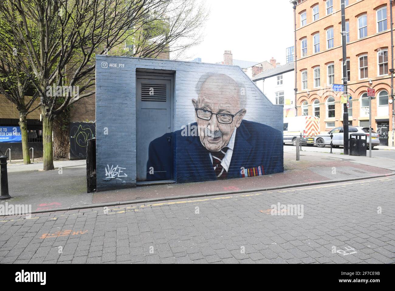 Sir Captain Tom Moore Mural Manchester - l'artista locale di strada Akse-P19 ha dipinto il Murale all'angolo tra Tib Street e Thomas Street, Capitano Foto Stock