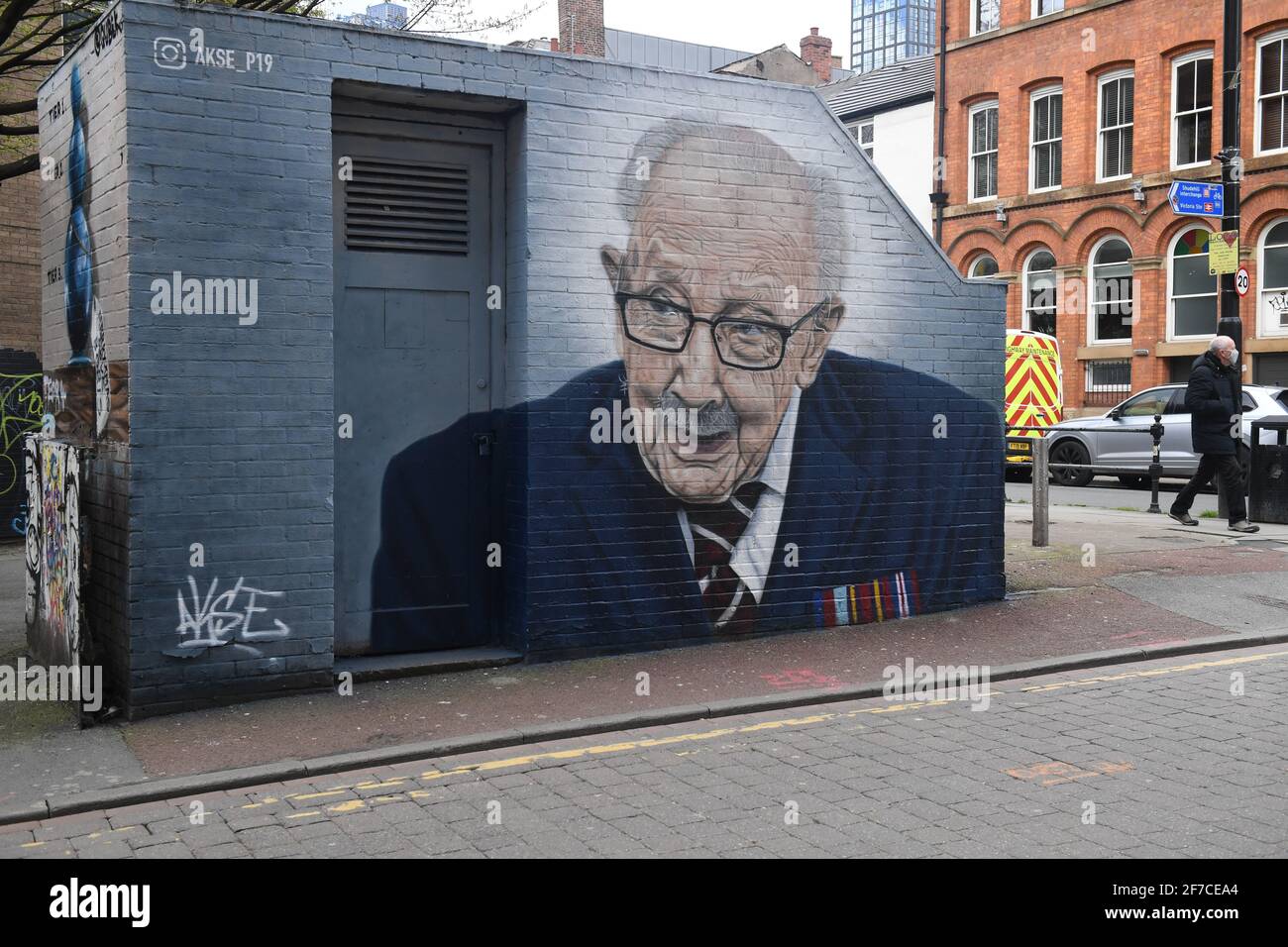 Sir Captain Tom Moore Mural Manchester - l'artista locale di strada Akse-P19 ha dipinto il Murale all'angolo tra Tib Street e Thomas Street, Capitano Foto Stock
