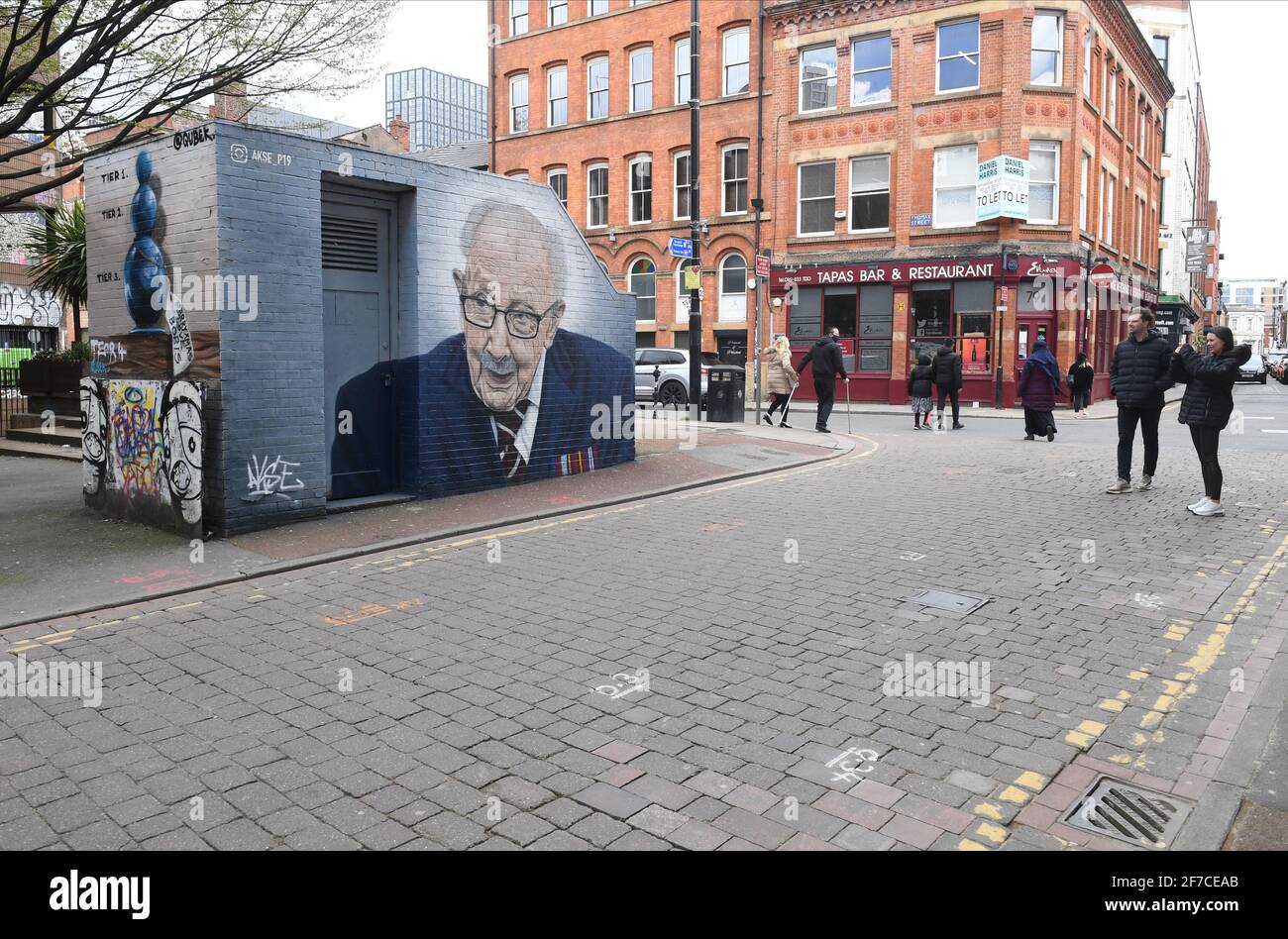 Sir Captain Tom Moore Mural Manchester - l'artista locale di strada Akse-P19 ha dipinto il Murale all'angolo tra Tib Street e Thomas Street, Capitano Foto Stock