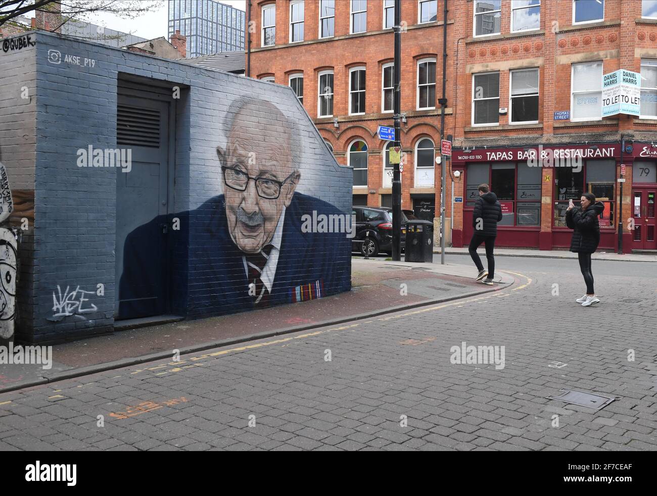 Sir Captain Tom Moore Mural Manchester - l'artista locale di strada Akse-P19 ha dipinto il Murale all'angolo tra Tib Street e Thomas Street, Capitano Foto Stock