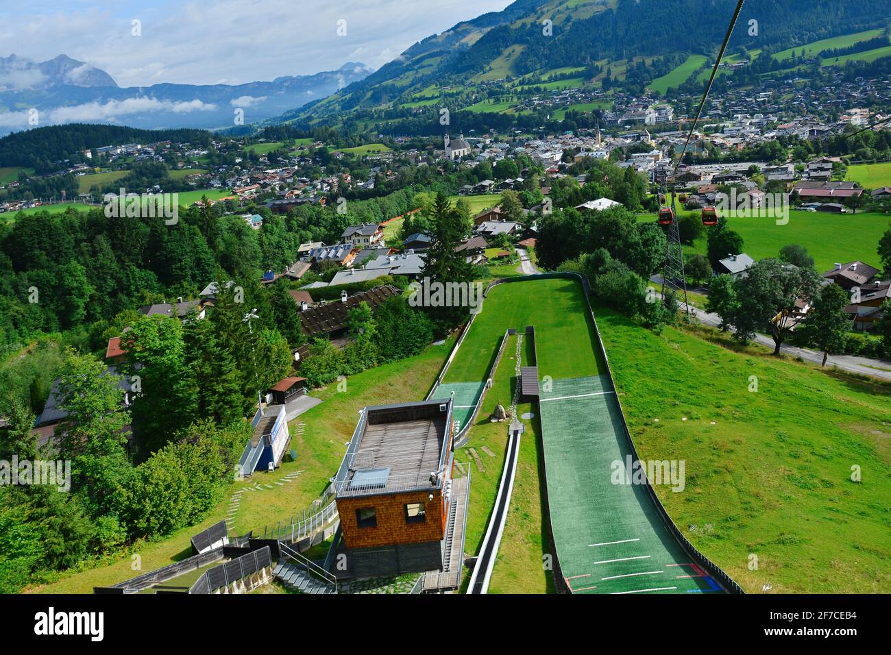 Kitzbuhel, Austria - 28 luglio 2017. Hahnenkamm e le Alpi austriache in estate, Kitzbuhel, Tirol, Austria. Foto Stock