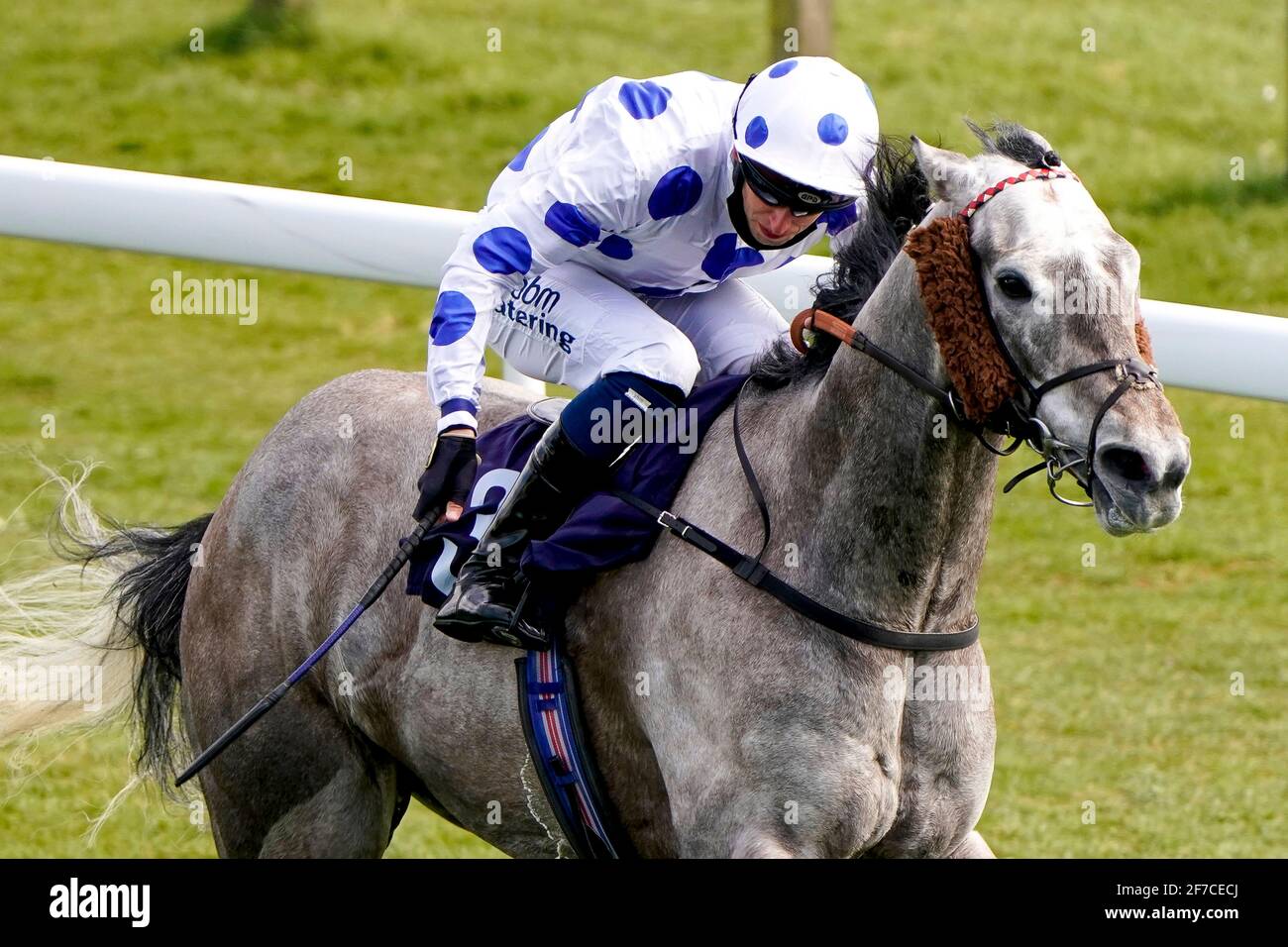 Alistair Rawlinson Riding King of Stars vince il CB Protection Professional Security Systems handicap all'ippodromo di Bath. Data immagine: Martedì 6 aprile 2021. Foto Stock