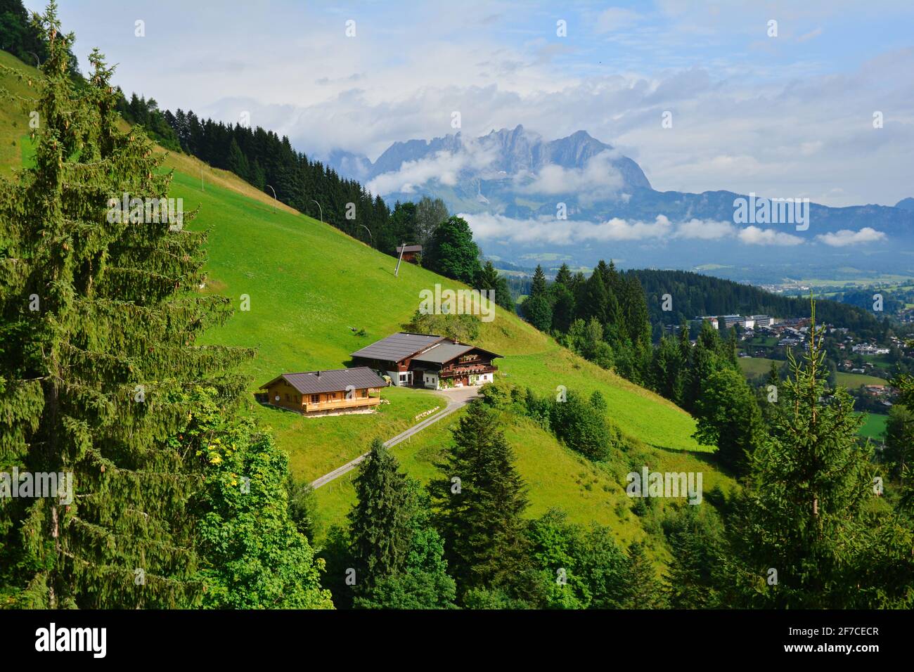 Bellissimo paesaggio visto dalla funivia per la pista sciistica di Hahnenkamm, Alpi austriache, Tirolo, Kitzbuhel, Austria Foto Stock