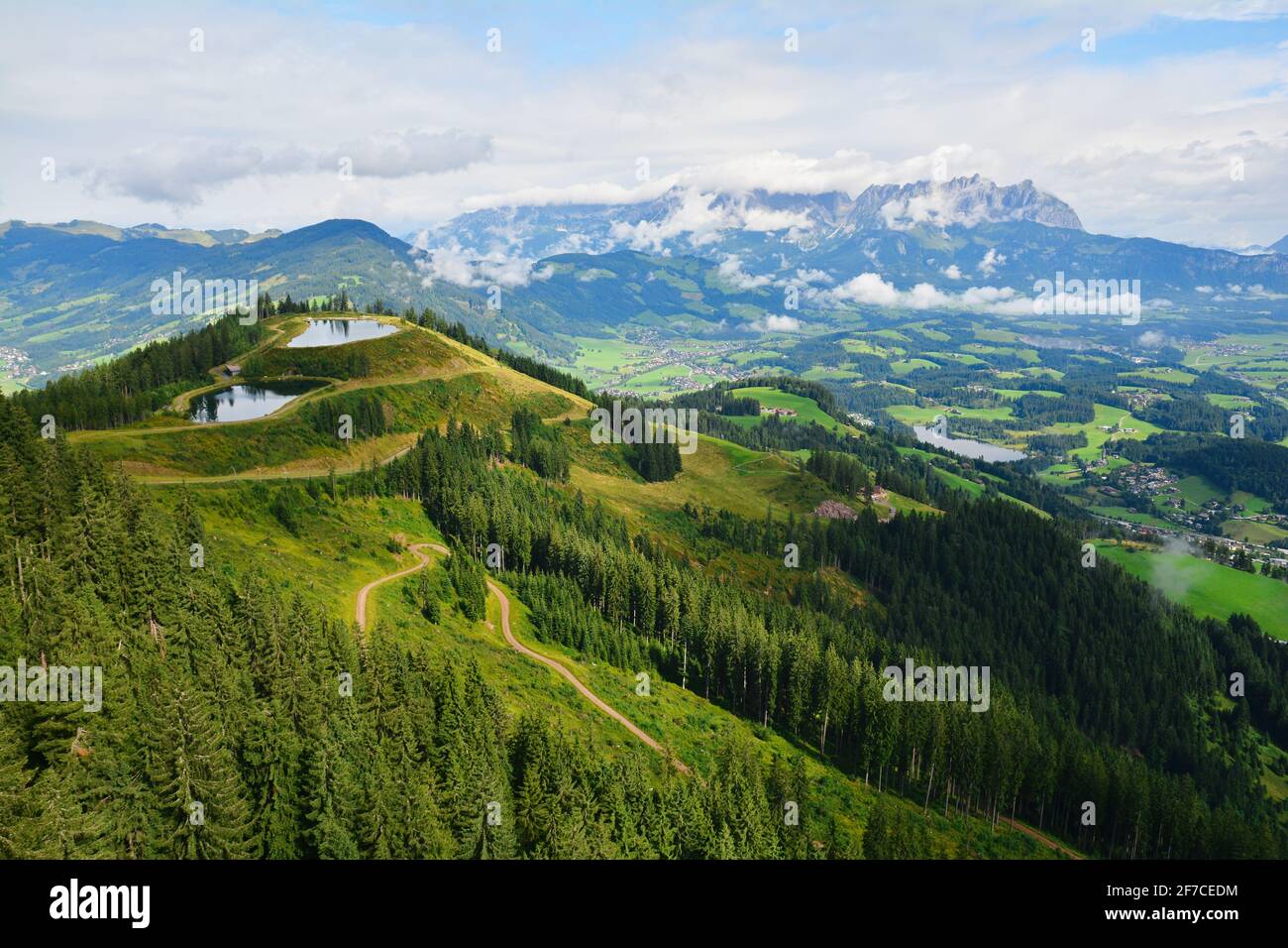 Bellissimo paesaggio visto dalla pista di Hahnenkamm, Alpi austriache, Tirolo, Kitzbuhel, Austria Foto Stock