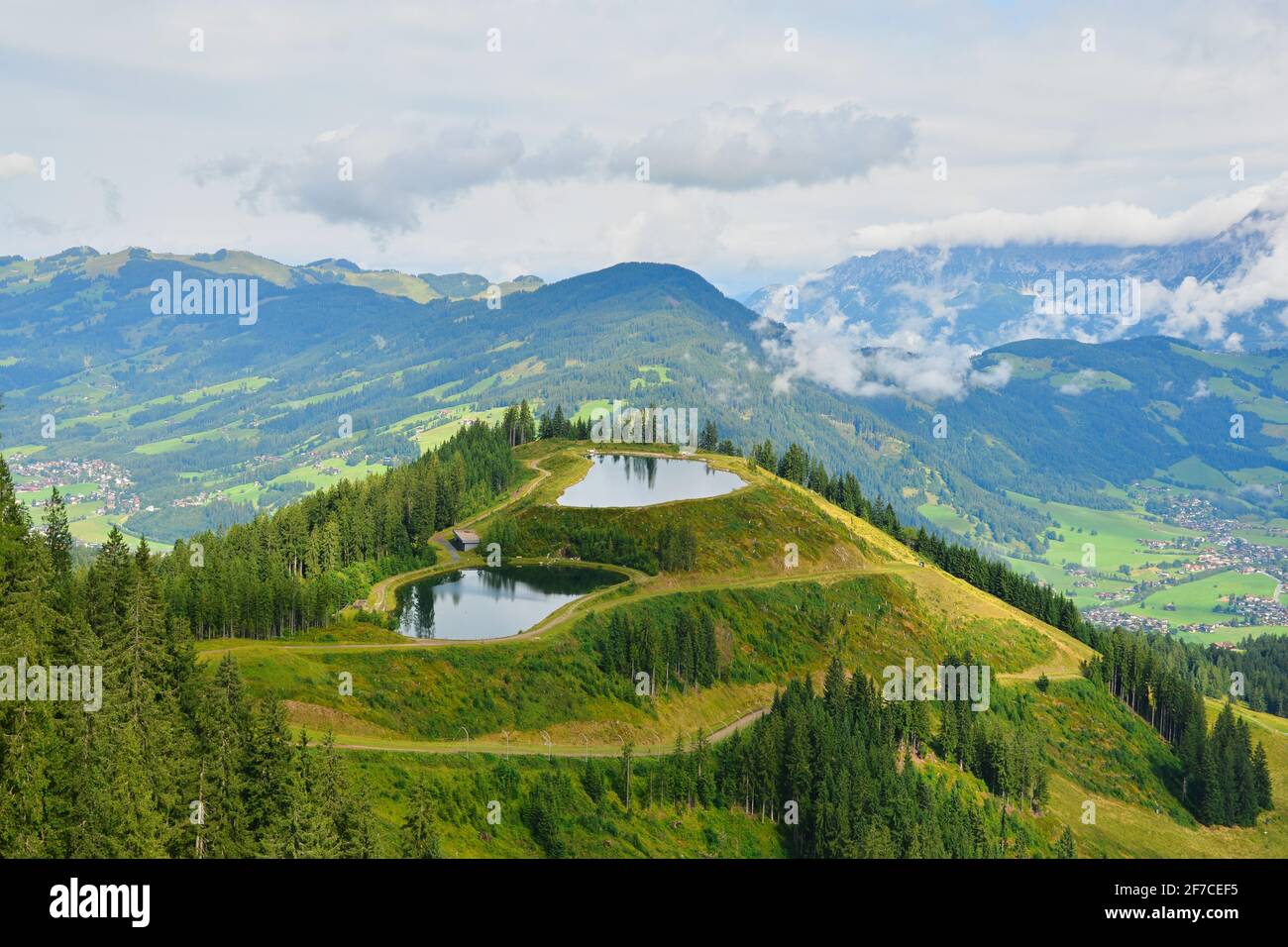 Bellissimo paesaggio visto dalla pista di Hahnenkamm, Alpi austriache, Tirolo, Kitzbuhel, Austria Foto Stock