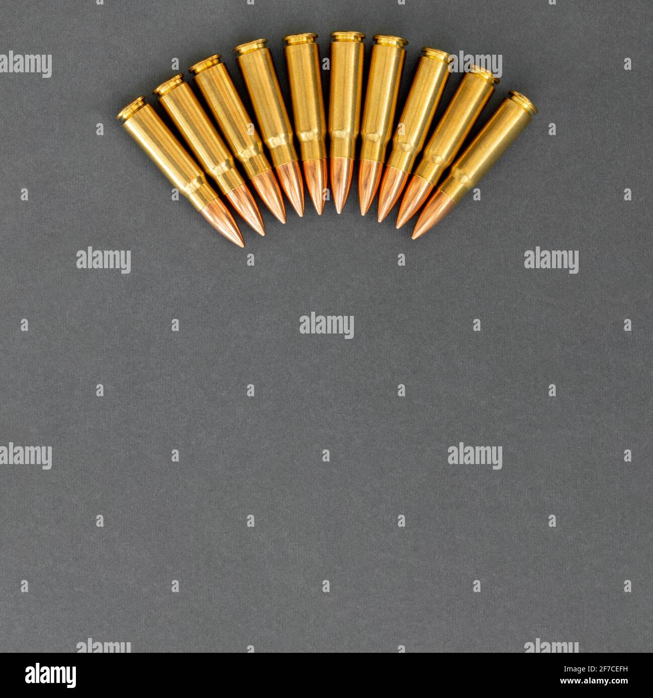 Puntini su sfondo grigio. Cartucce calibro 7.62 per fucile d'assalto Kalashnikov, banner quadrato closeup con spazio copia. Foto Stock