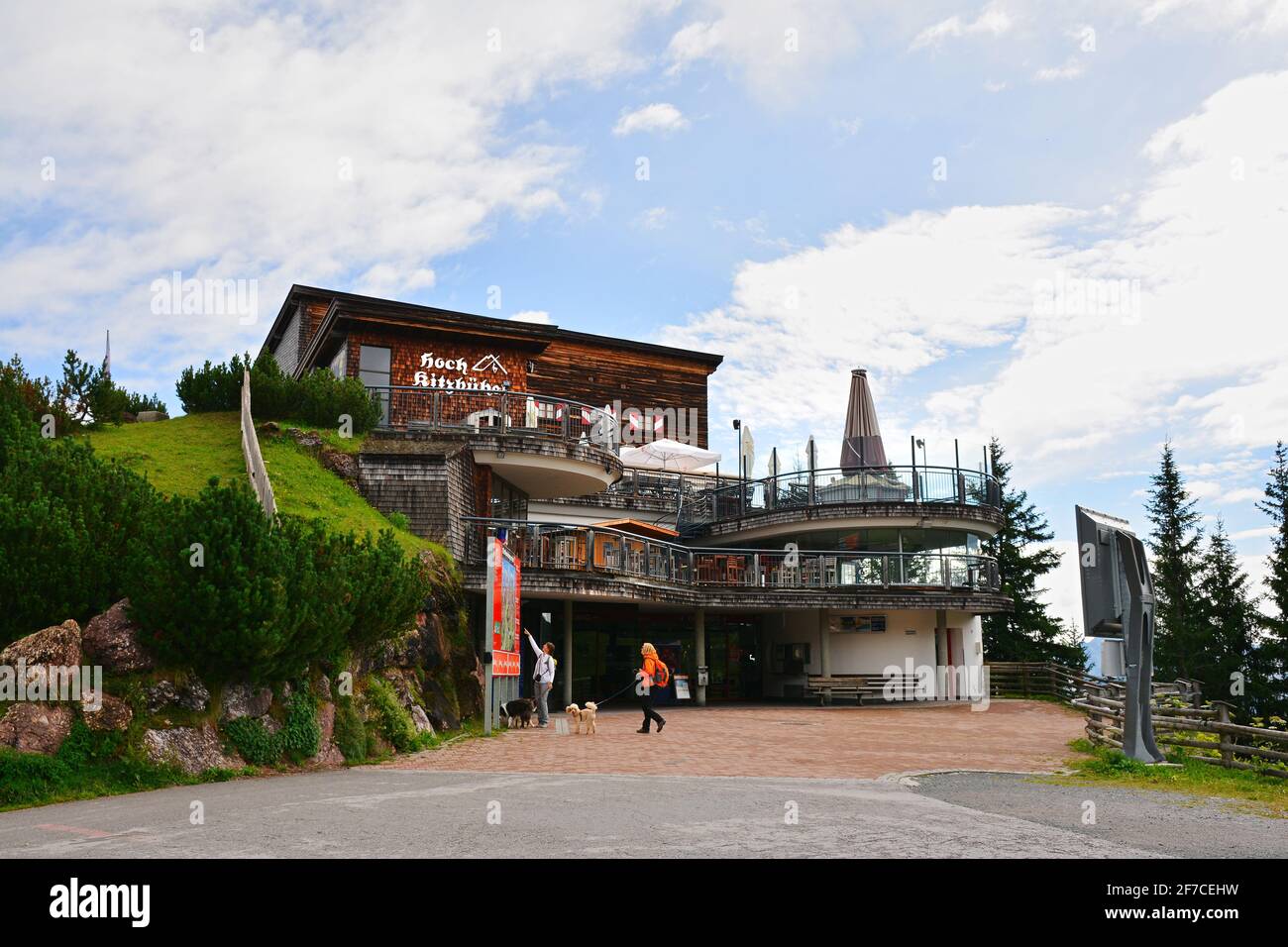 Kitzbuhel, Austria - 28 luglio 2017. Stazione della funivia di Hahnenkamm e stazione di Kitzski, Alpi austriache Foto Stock