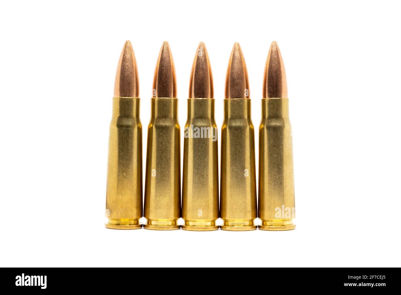 Cinque punti elenco isolati su sfondo bianco. Cartucce calibro 7.62 per il closeup del fucile d'assalto Kalashnikov. Foto Stock