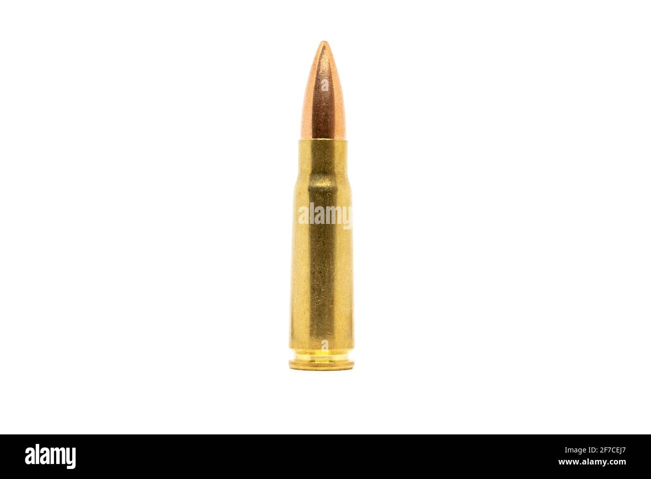 Un proiettile isolato su sfondo bianco. Cartuccia calibro 7.62 per il closeup del fucile d'assalto Kalashnikov Foto Stock