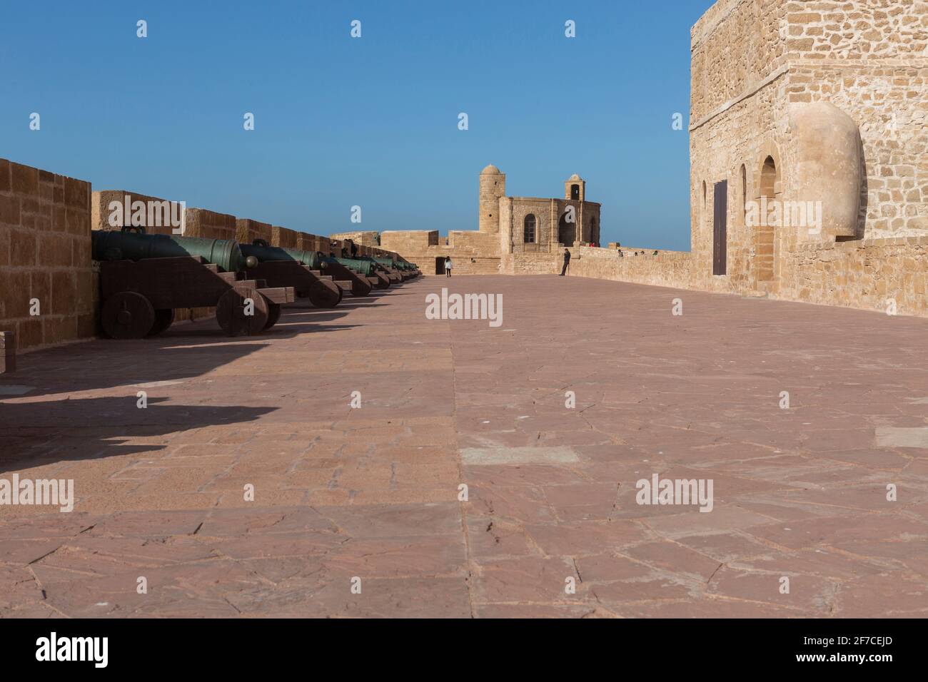 Scala la Kasbah con canoni al porto di Essaouira in Marocco Foto Stock