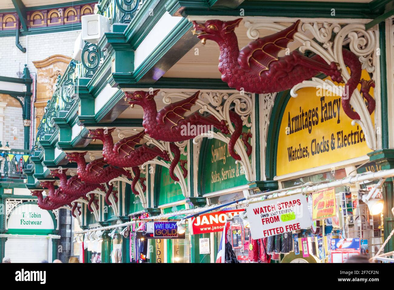 Decorazione di drago in ghisa ornata all'interno della sala 1904 del mercato Kirkgate nella città di Leeds, West Yorkshire Foto Stock