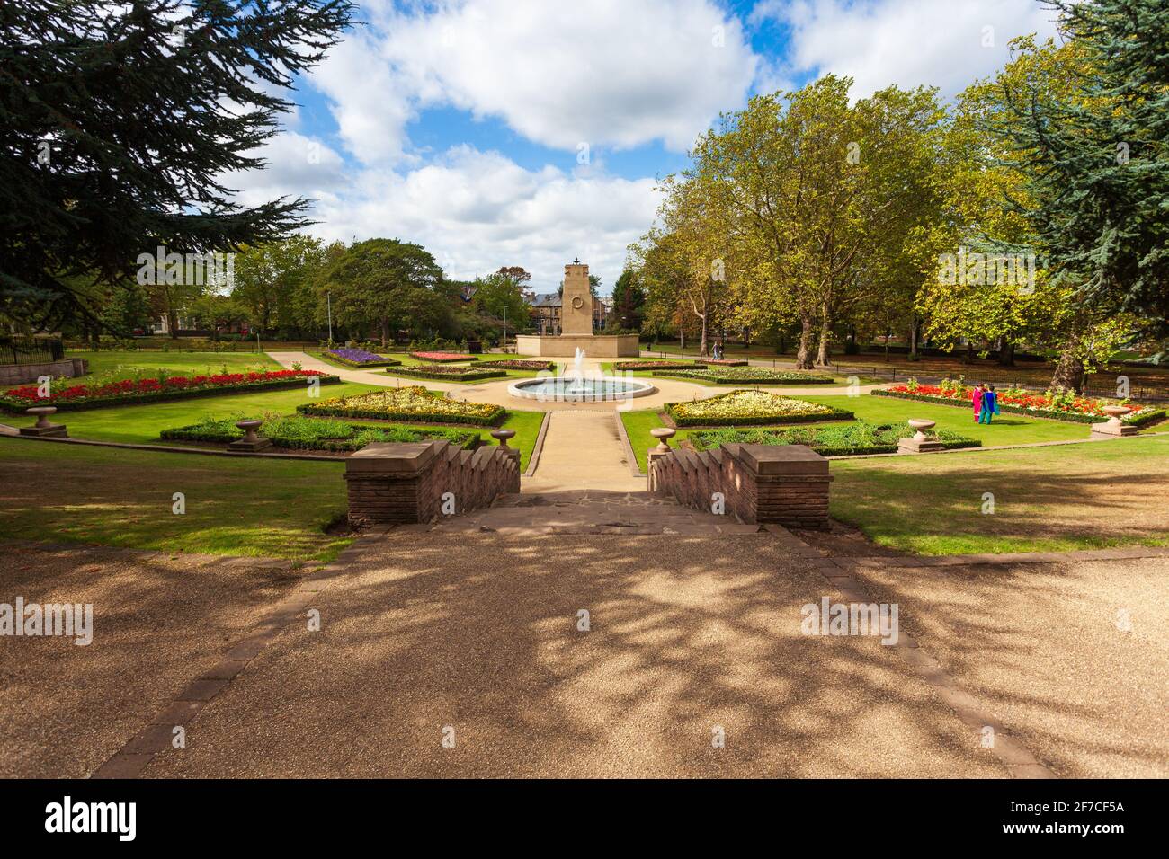 Il Memorial Garden a Clifton Park, Rotherham, South Yorkshire, con aiuole colorate, una fontana e il monumento alla guerra Foto Stock