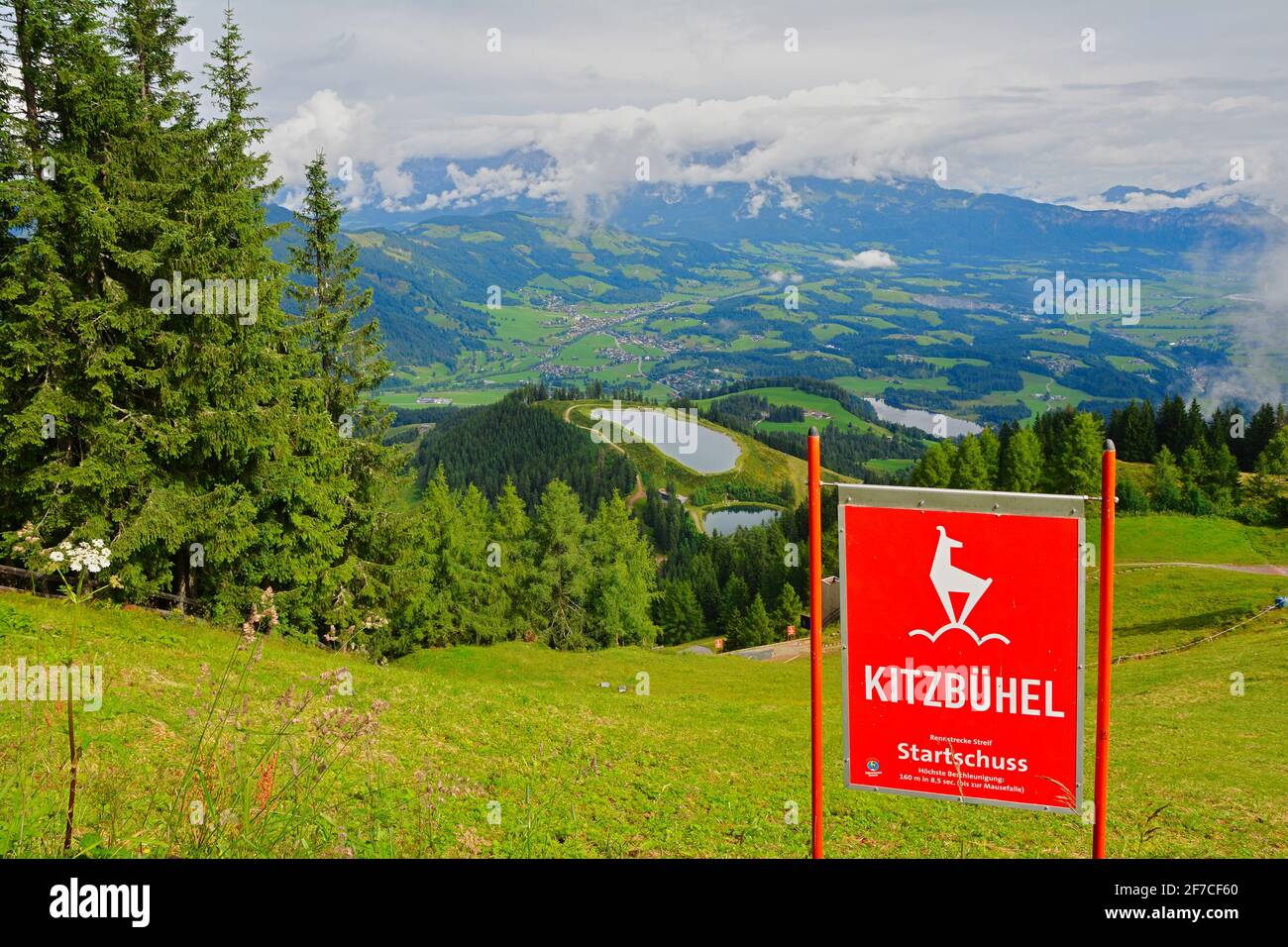 Kitzbuhel, Austria - 28 luglio 2017. Hahnenkamm punto di partenza della corsa sciistica e splendida vista sulle Alpi in estate, Kitzbuhel, Tirol Austria. Foto Stock
