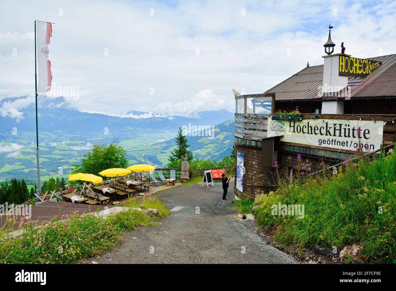 Kitzbuhel, Austria - 28 luglio 2017. Hahnenkamm cottage e Kitzski resort, Alpi austriache, Kitzbuhel, Tirol, Austria. Foto Stock