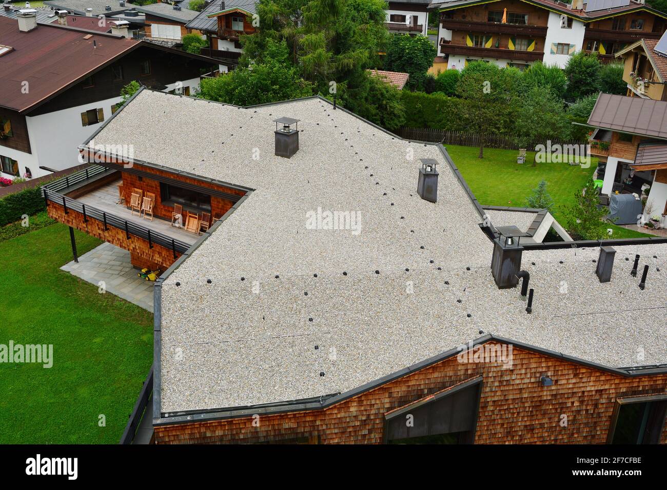 Vista aerea con edifici architettura della città di Kitzbuhel e stazione sciistica nelle Alpi austriache, Tirolo, Austria Foto Stock