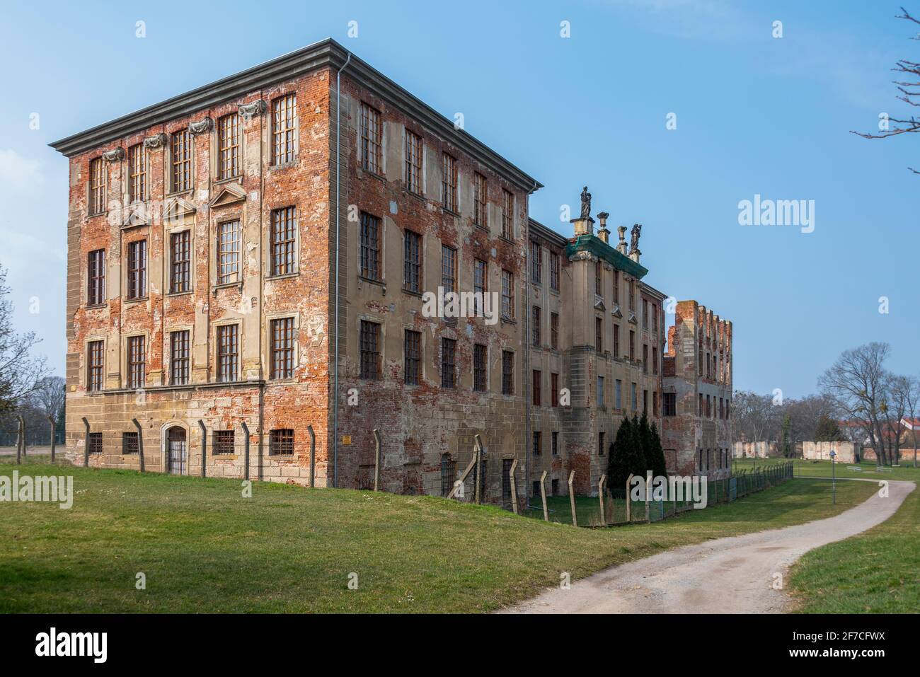26 marzo 2021, Sassonia-Anhalt, Zerbst: La famiglia di Sophie Auguste Friederike von Anhalt-Zerbst viveva nel castello di Zerbst. Scese nella storia come Caterina la Grande, Tsarina di Russia. Il castello residenziale fu in gran parte distrutto in un bombardamento il 16 aprile 1945. Foto: Stephan Schulz/dpa-Zentralbild/ZB Foto Stock