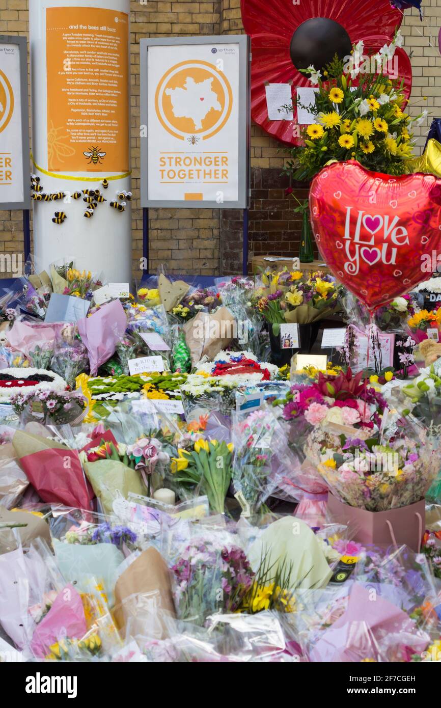 Manchester, Regno Unito. 23 maggio 2018. Un anno e un giorno dopo il bombardamento terroristico della Manchester Arena, in cui 22 persone sono morte e più di 800 sono rimaste ferite. Foto Stock