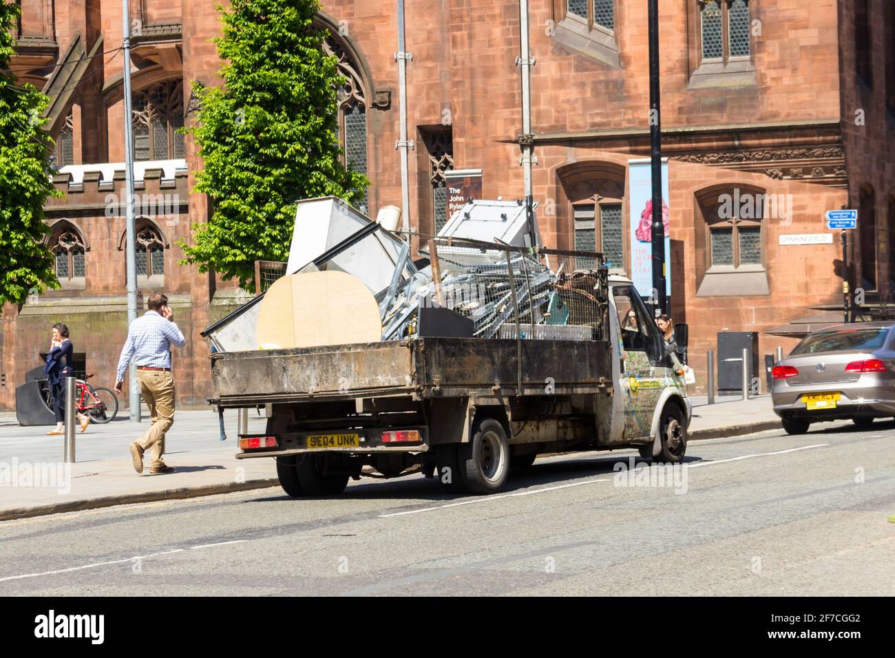 Autocarro per la raccolta di rottami non ufficiale (autorità non locale) gestito privatamente nel centro di Manchester. Foto Stock