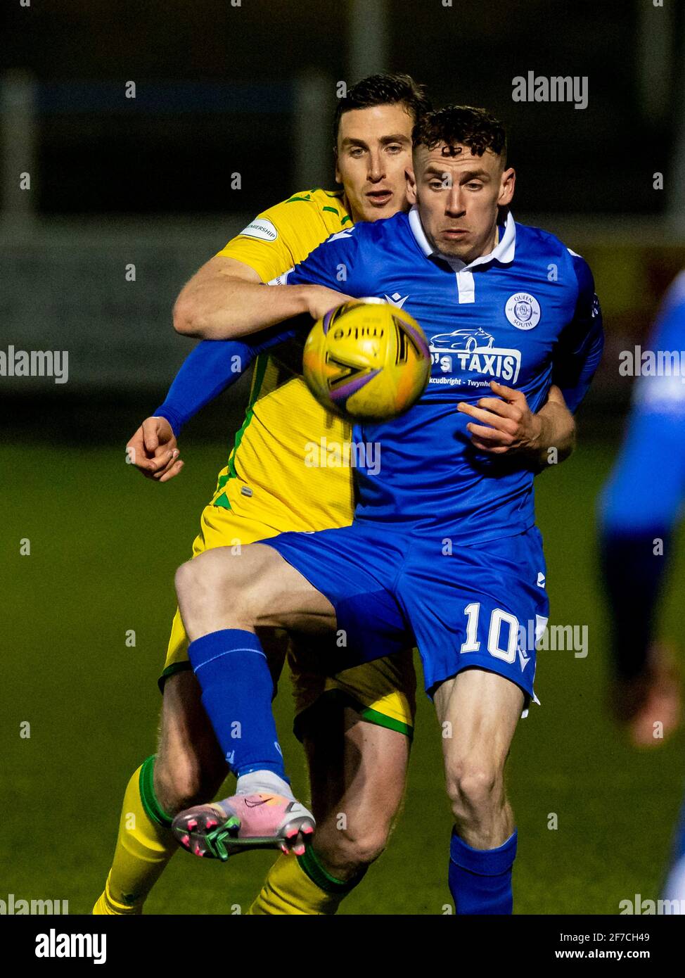 Palmerston Park, Dumfries, Regno Unito. 5 Aprile 2021. Scottish Cup Third Round, Queen of the South versus Hibernian; Paul Hanlon di Hibernian ottiene un controllo su Connor Shields di QOTS Credit: Action Plus Sports/Alamy Live News Foto Stock