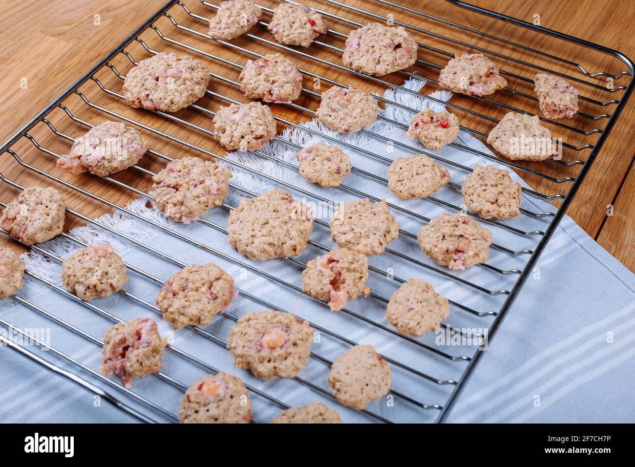 Biscotti al cioccolato alla fragola su vassoio in metallo Foto Stock