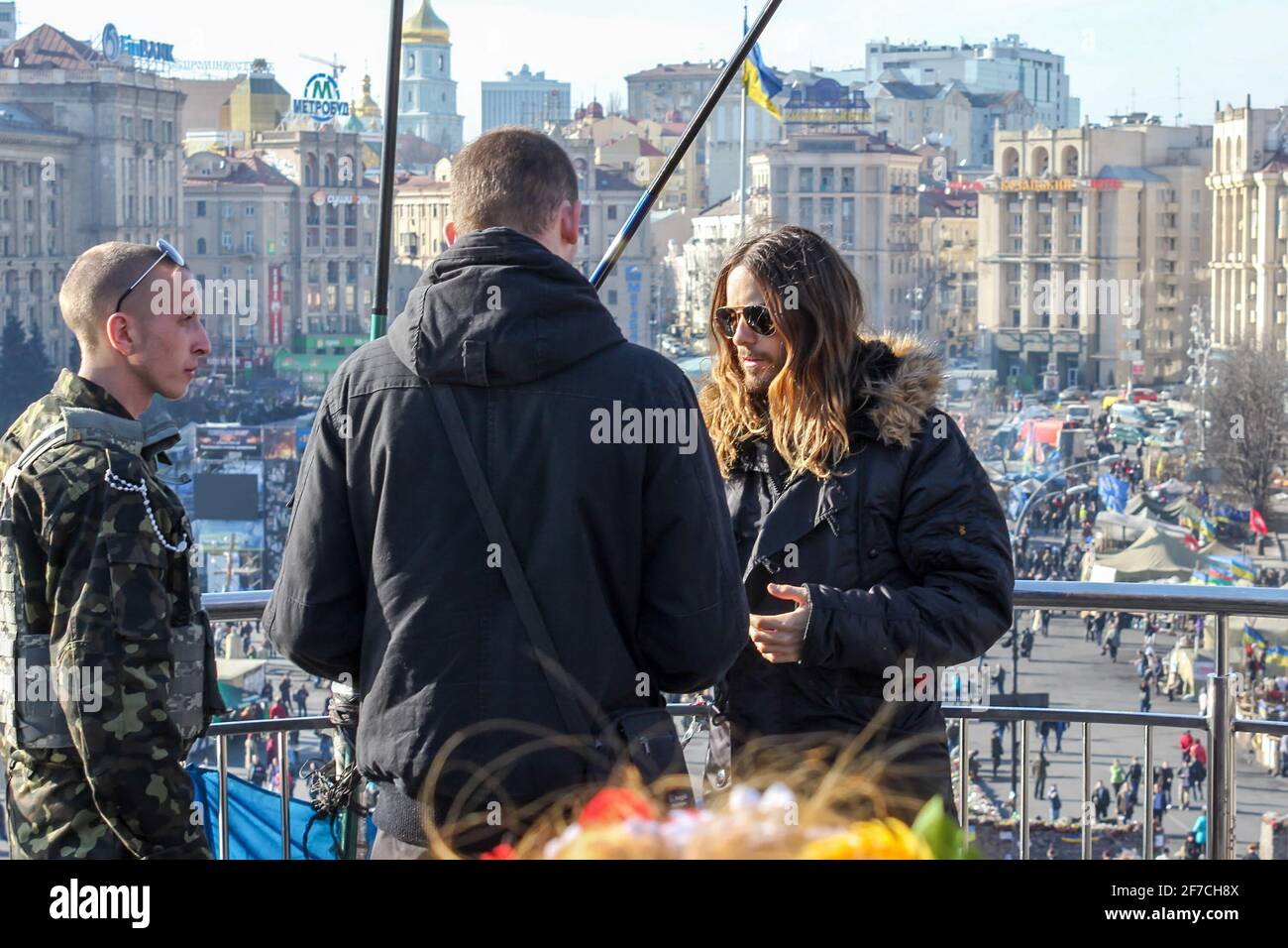 KIEV, UCRAINA - 13 MARZO 2014: Jared Leto comunica con i militari, dietro le loro spalle si può vedere una città tenda sulla Maidan Nezalezhnosti Foto Stock