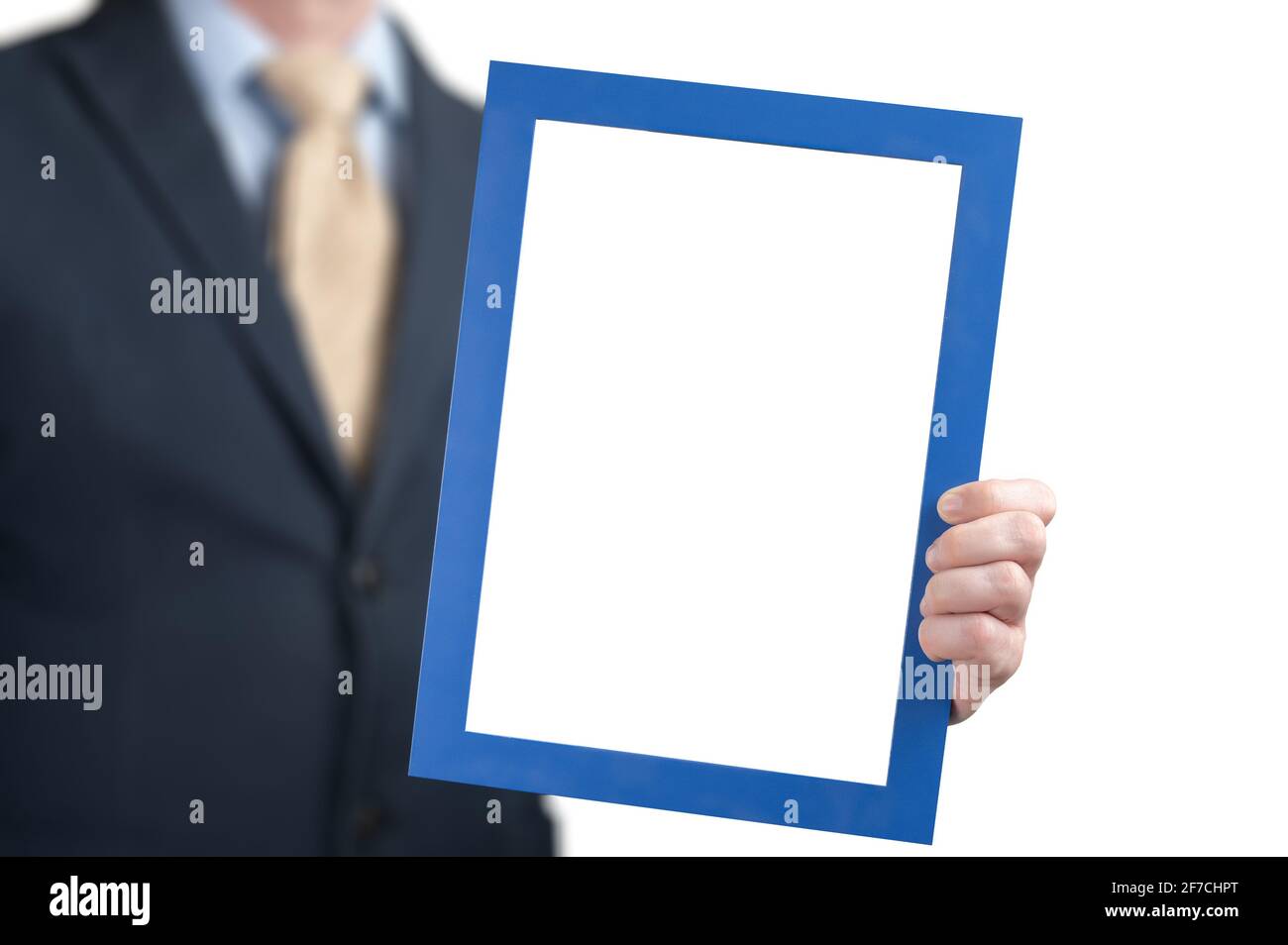 Immagine mockup. Uomo d'affari tiene la lavagna bianca vuota. Uomo che indossa camicia di affari che tiene la cornice vuota dell'immagine. Uomo che tiene il modello mockup del manifesto con Foto Stock