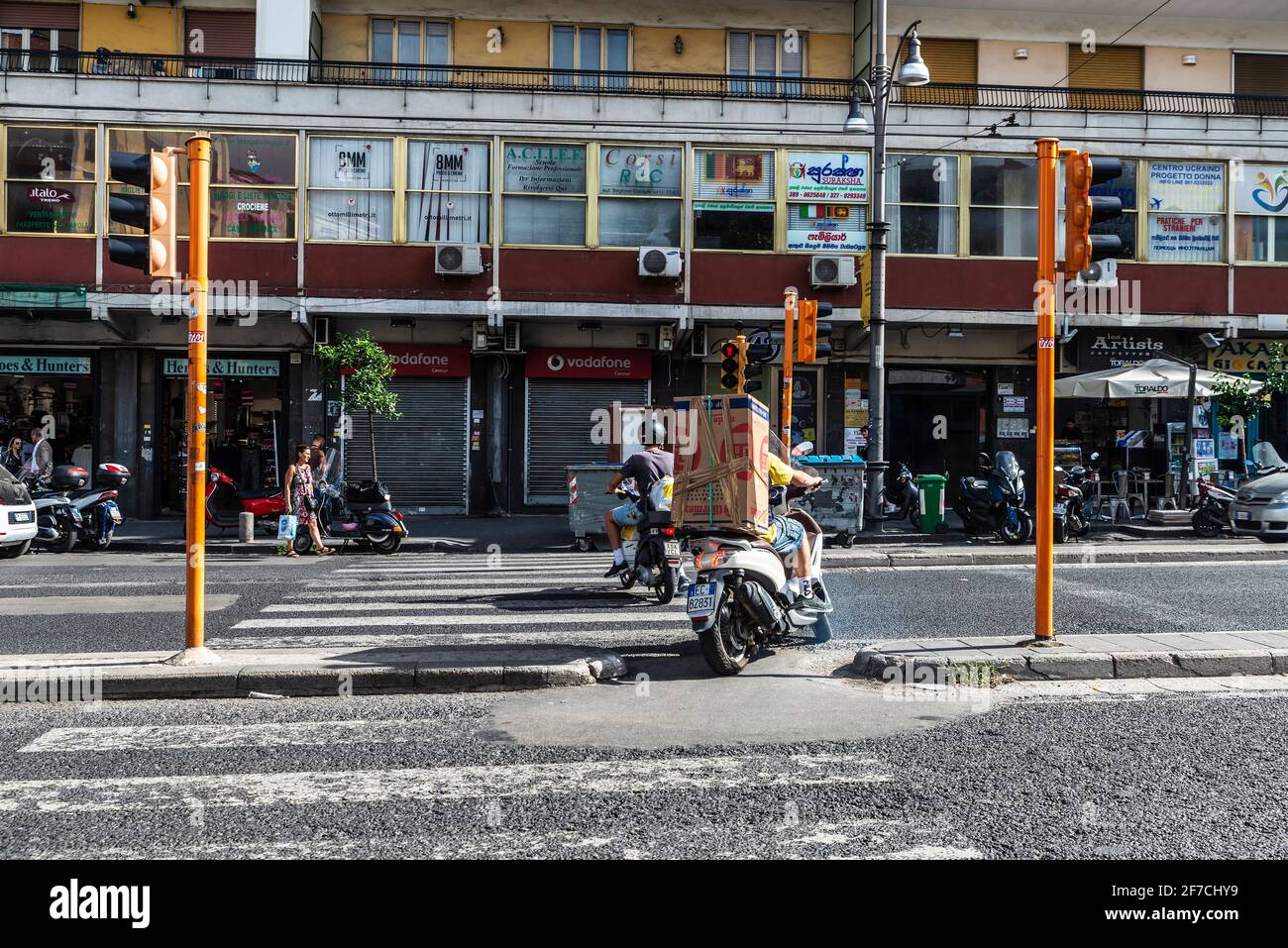 Napoli, Italia - 10 settembre 2019: Strada con traffico e gente intorno nel centro storico di Napoli, Italia Foto Stock