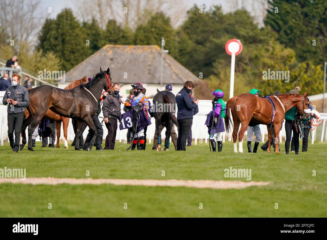 Una visione generale dei corridori e dei corridori che si saddellano in pista all'Ippodromo di Bath. Data immagine: Martedì 6 aprile 2021. Foto Stock