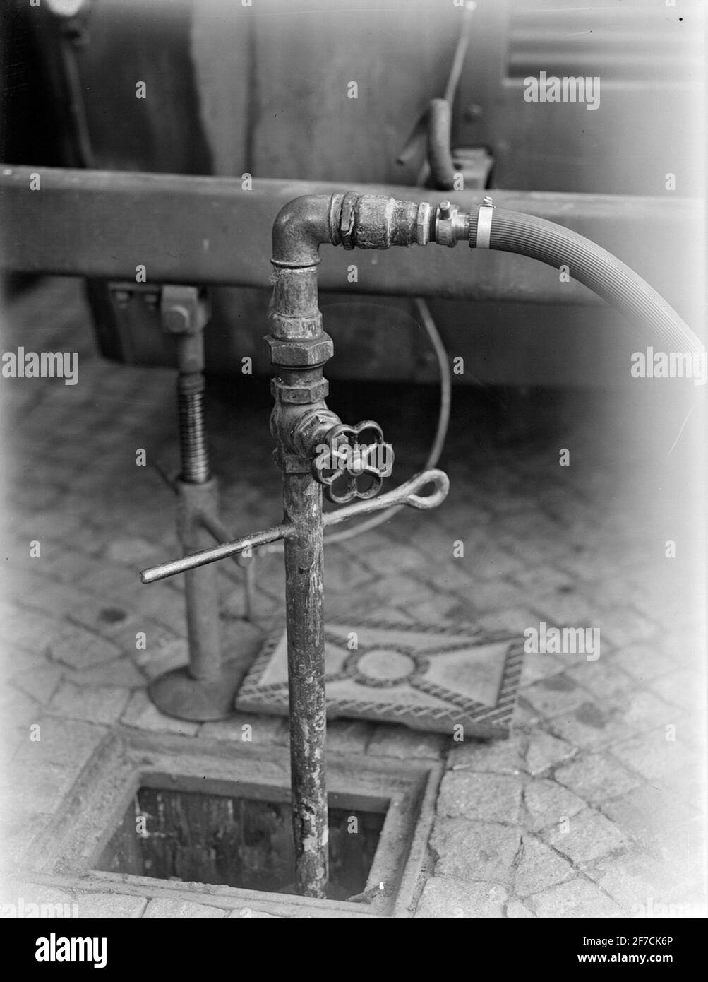Collegamento al palo d'acqua per auto fotografica modello M / 45. Esterno. 1940s collegamento al palo dell'acqua per auto fotografica modello M / 45. Esterno. Foto Stock