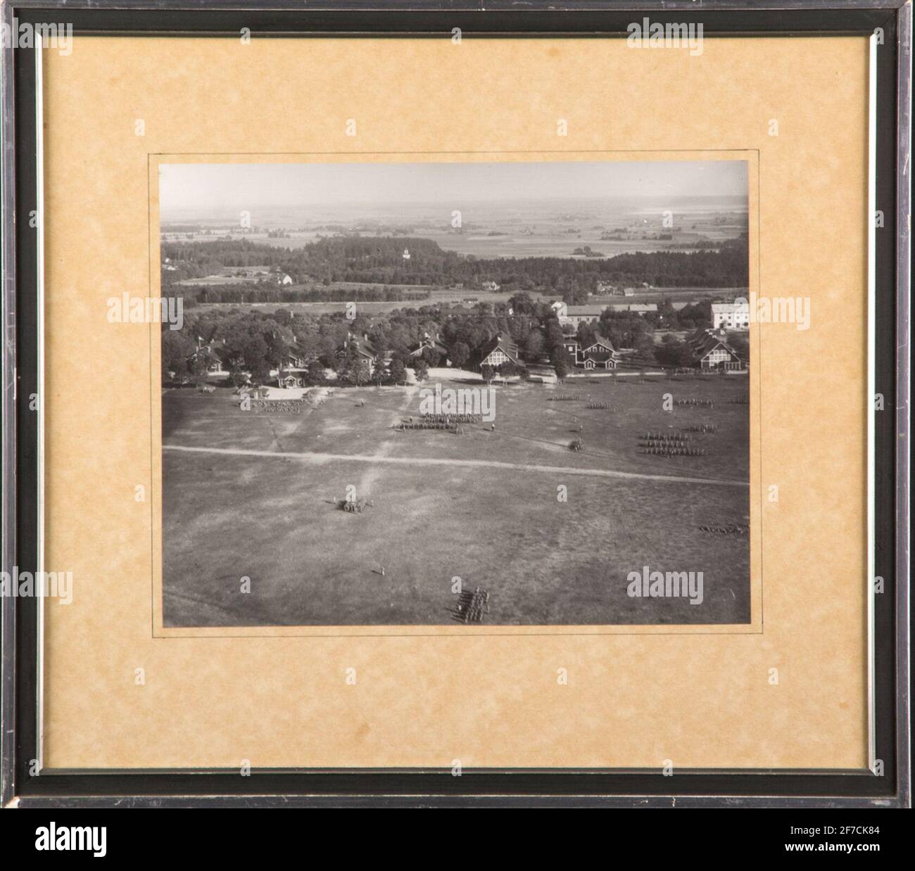 Fotografia aerea di altri campi di Livgrenadjärregementen su Malmen, 1922 . Fotografia aerea di altri campi di Livgrenadjärregementen a Malmen, 1922. Edifici e operazioni militari. Foto incorniciata. Appartenente al Museo dell'Aeronautica militare. Foto Stock
