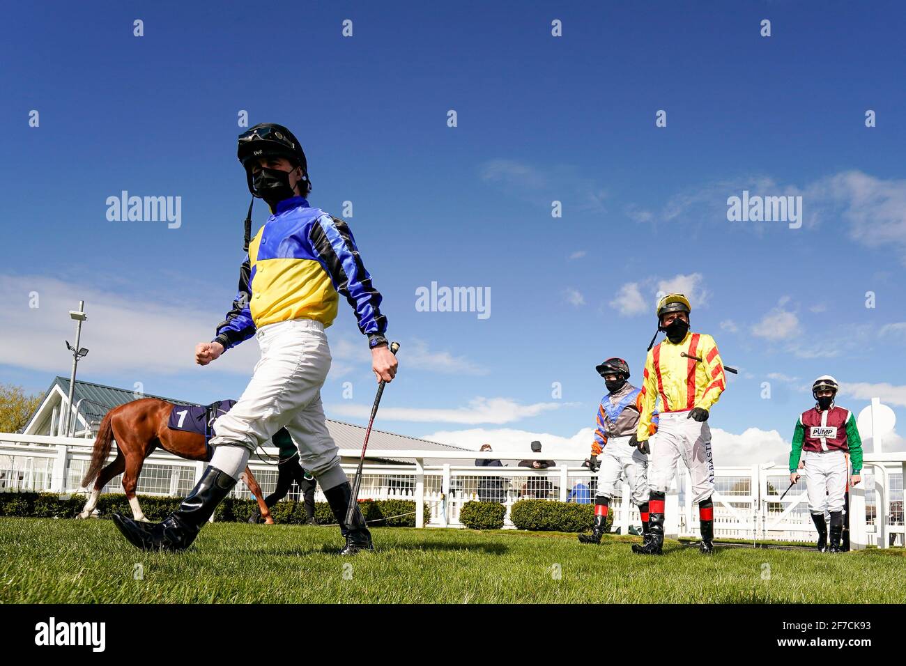 Jockey Danny Brock (a sinistra) e Sean Levey prima della CB Protection Security Training Maiden Stakes a Bath Racecourse. Data immagine: Martedì 6 aprile 2021. Foto Stock