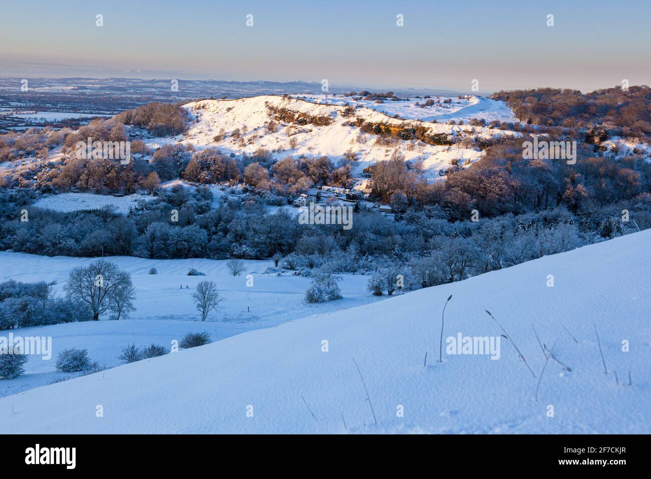 Neve invernale su Crickley Hill, Gloucestershire Regno Unito visto da Barrow Wake. Era il luogo degli enlampments neolitici e dei forti della collina dell'età del bronzo & dell'età del ferro. Foto Stock