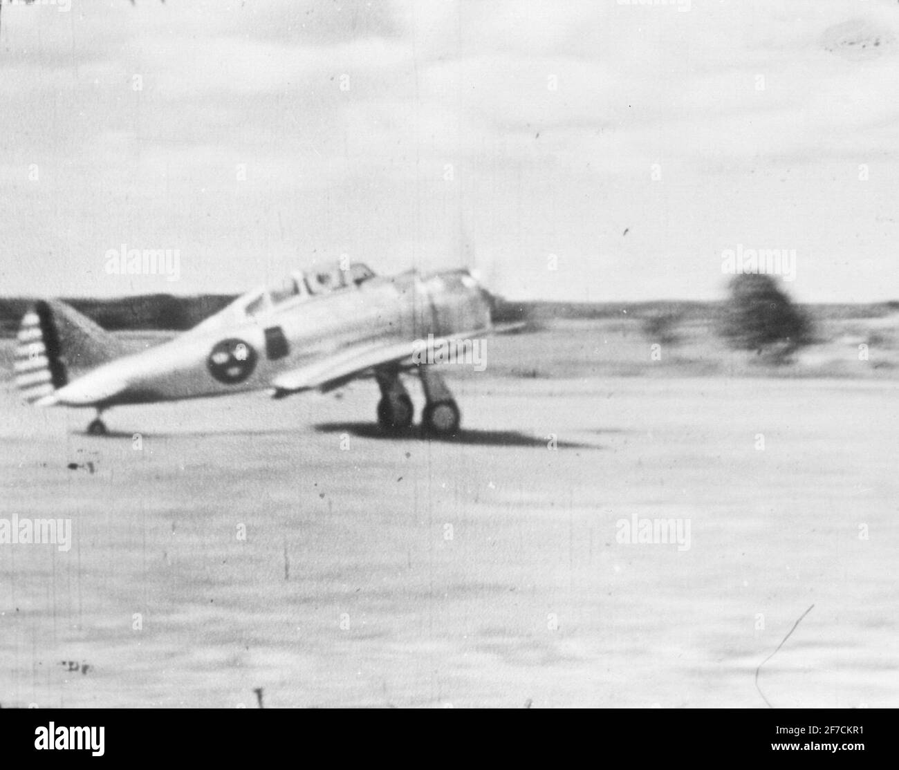 Velivolo P-35A sui motivi delle fabilippine: Fascicolo Seversky Republic EP-106, con etichetta svedese e americana, su un campo aereo sul Fillippin. Negli Stati Uniti si chiamava anche P-35A. Foto Stock