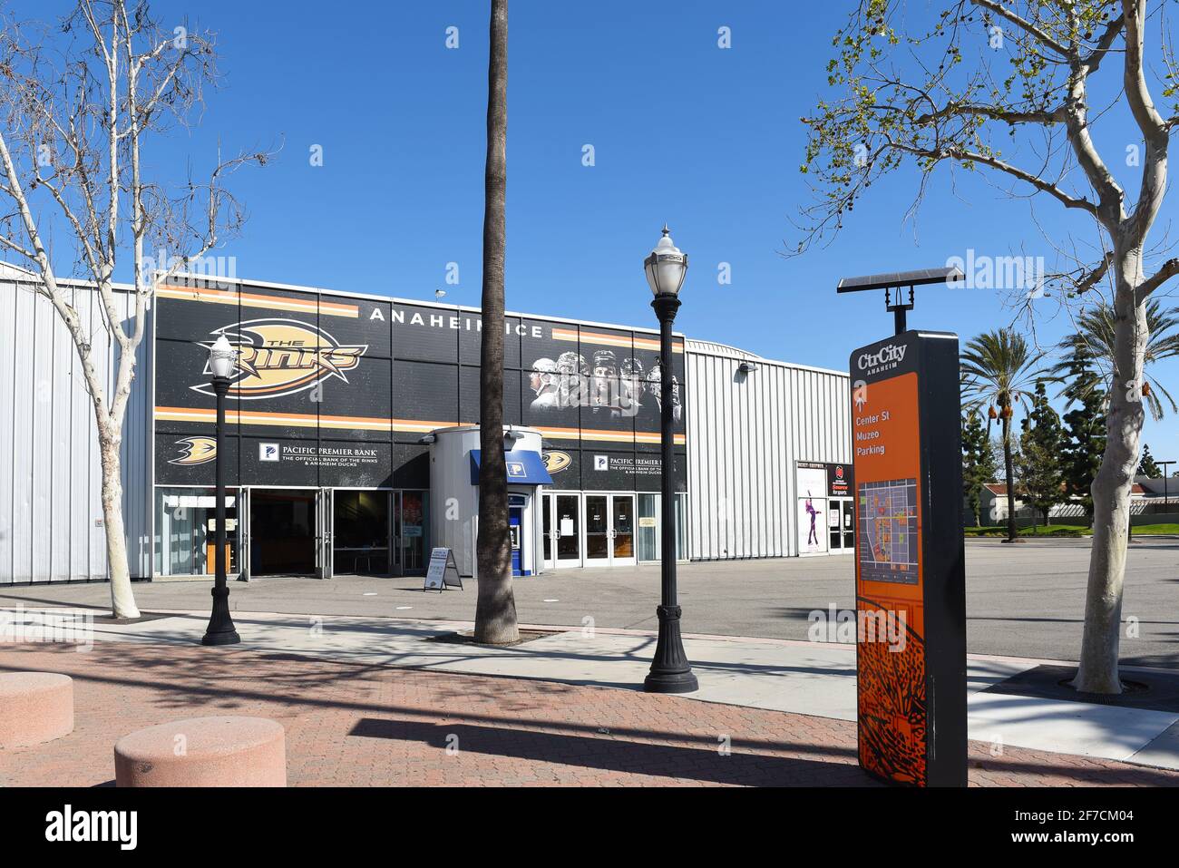 ANAHEIM, CALIFORNIA - 31 MAR 2021: Anaheim Ice è una struttura di hockey su ghiaccio e pattinaggio di livello mondiale e una delle principali opere dell'architetto Frank Gehry. Foto Stock