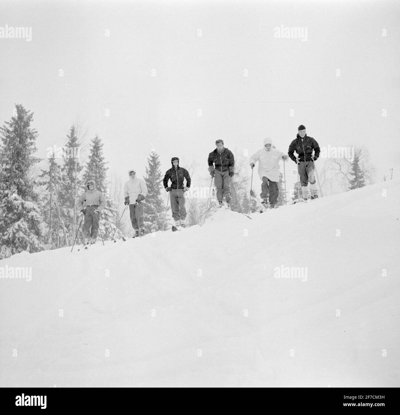 Sciare in collina a F 19 . Sciare in collina a F 19, Volontario svedese in Finlandia. Sei uomini in cima a una collina. Foto Stock