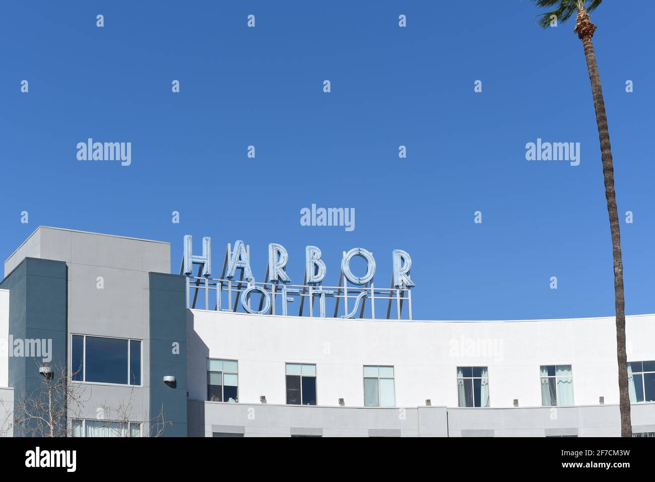 ANAHEIM, CALIFORNIA - 31 MAR 2021: Cartello Harbour Lofts in cima al moderno complesso condominiale nel centro di Ctr City. Foto Stock