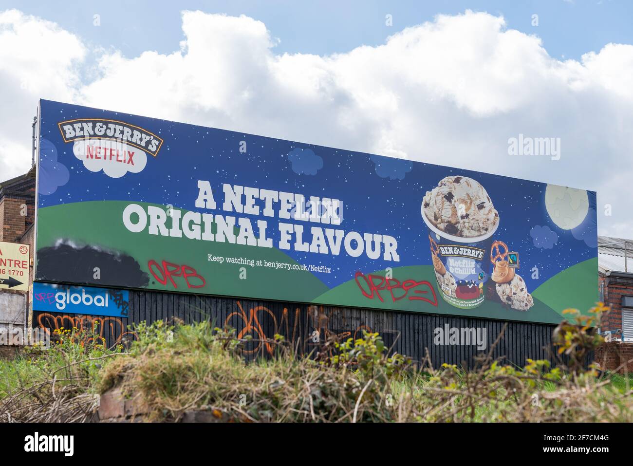 Grande tabellone pubblicitario ben e Jerry's Netflix sapore gelato sulla Pershore Road, Stirchley, Birmingham, Regno Unito Foto Stock