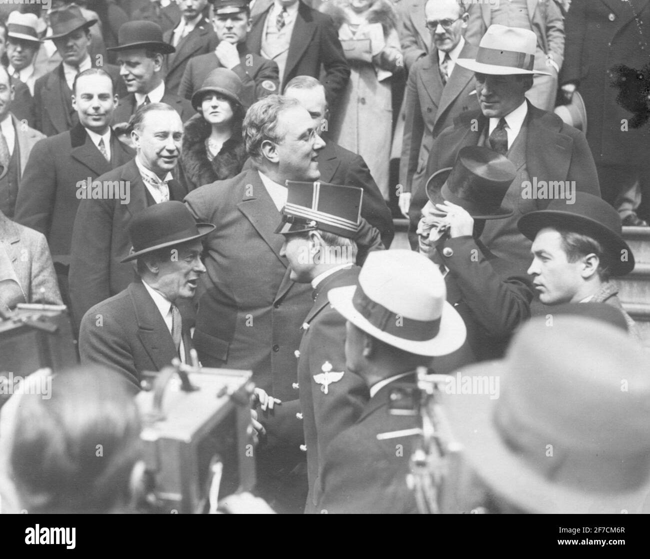 Einar Lundborg incontra F.D. Roosevelt Motiv: Einar Lundborg indossando l'uniforme dell'aeronautica svedese incontra il presidente americano Franklin D. Roosvelt in una folla. Foto Stock